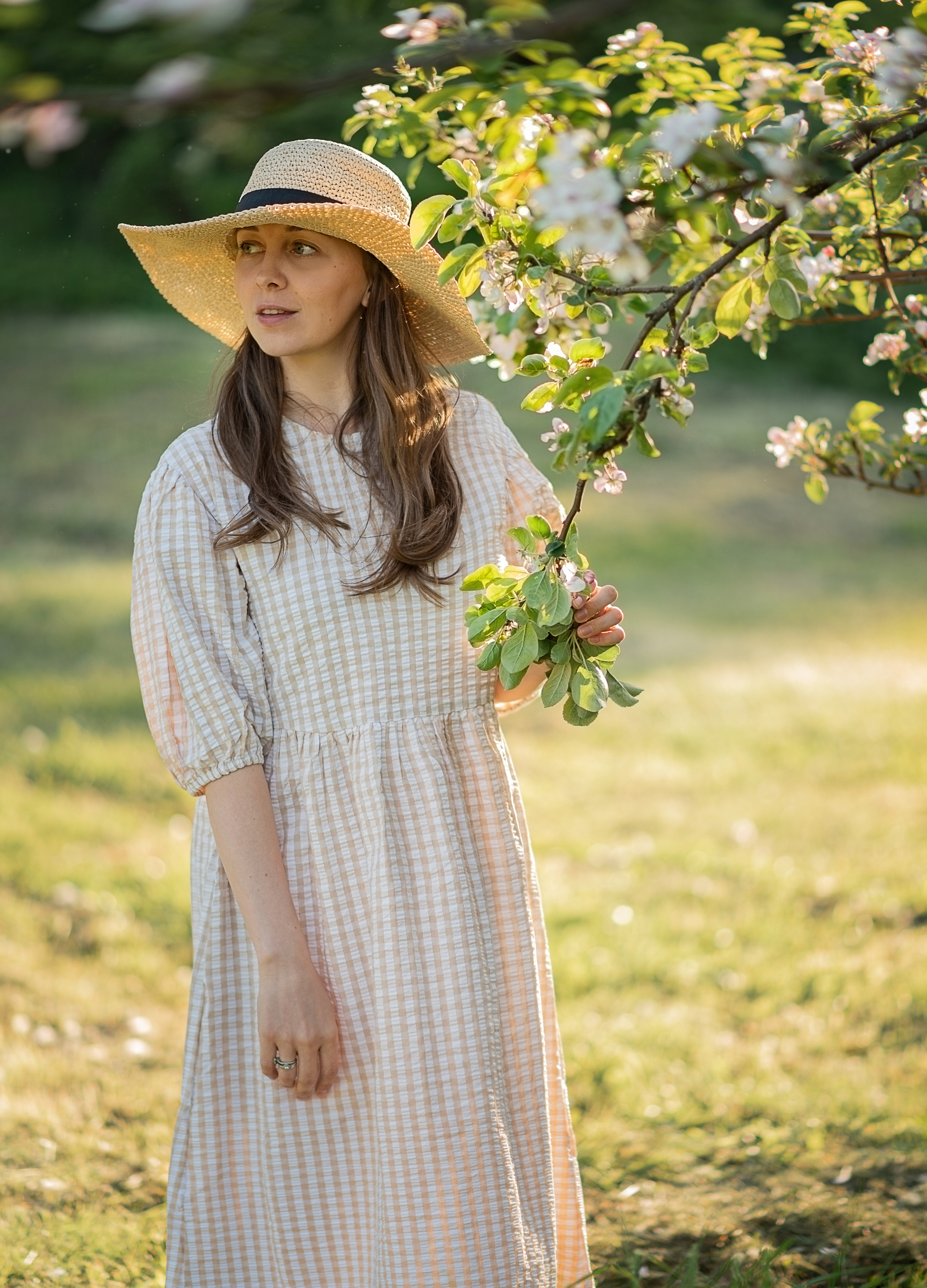 В яблонях. Детский и семейный фотограф в финляндии дина пулкка. контент фотограф