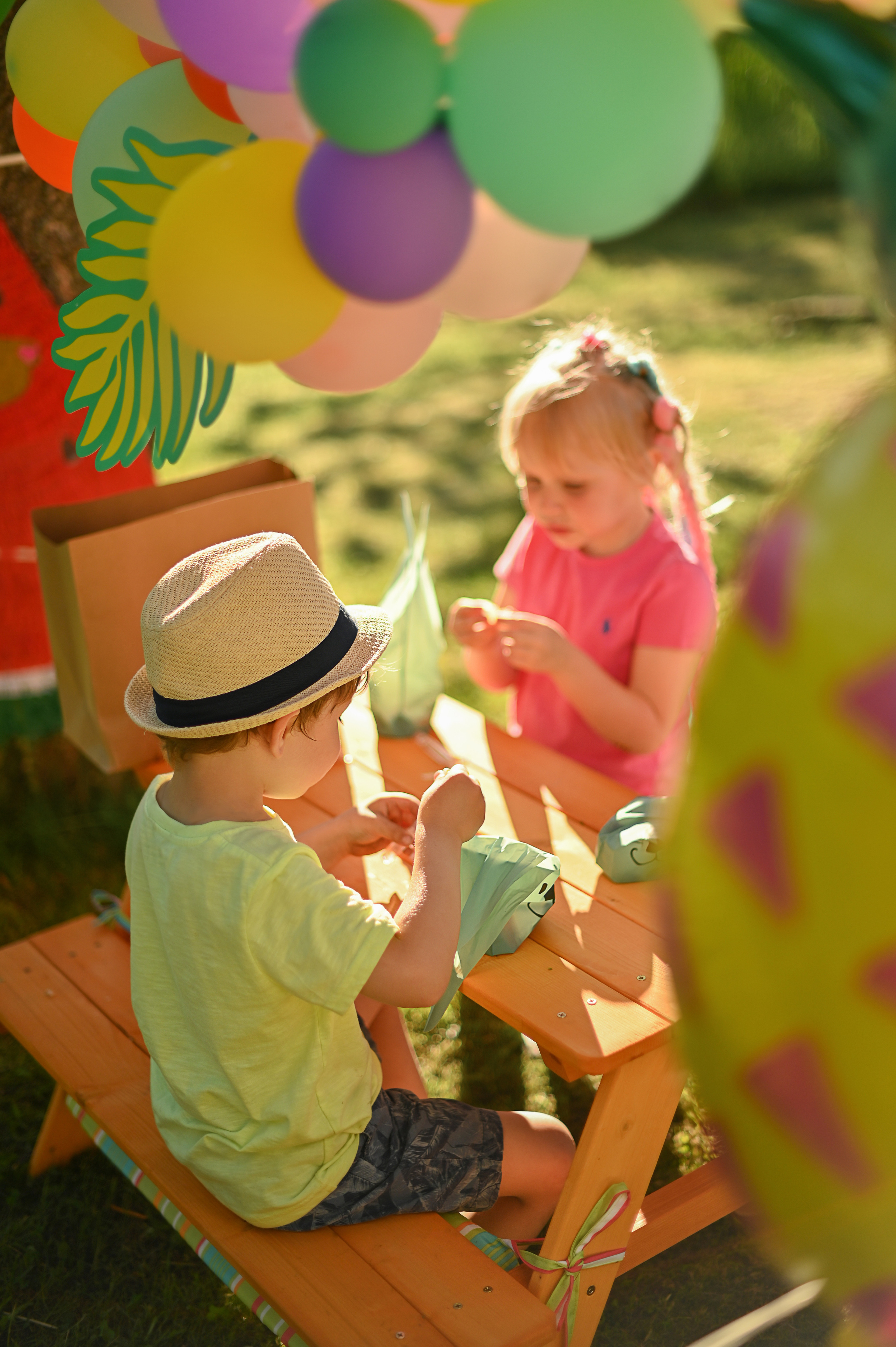 Адель 4 года. Гавайская вечеринка во дворе многоквартирного дома. Детский и семейный фотограф в финляндии дина пулкка. контент фотограф