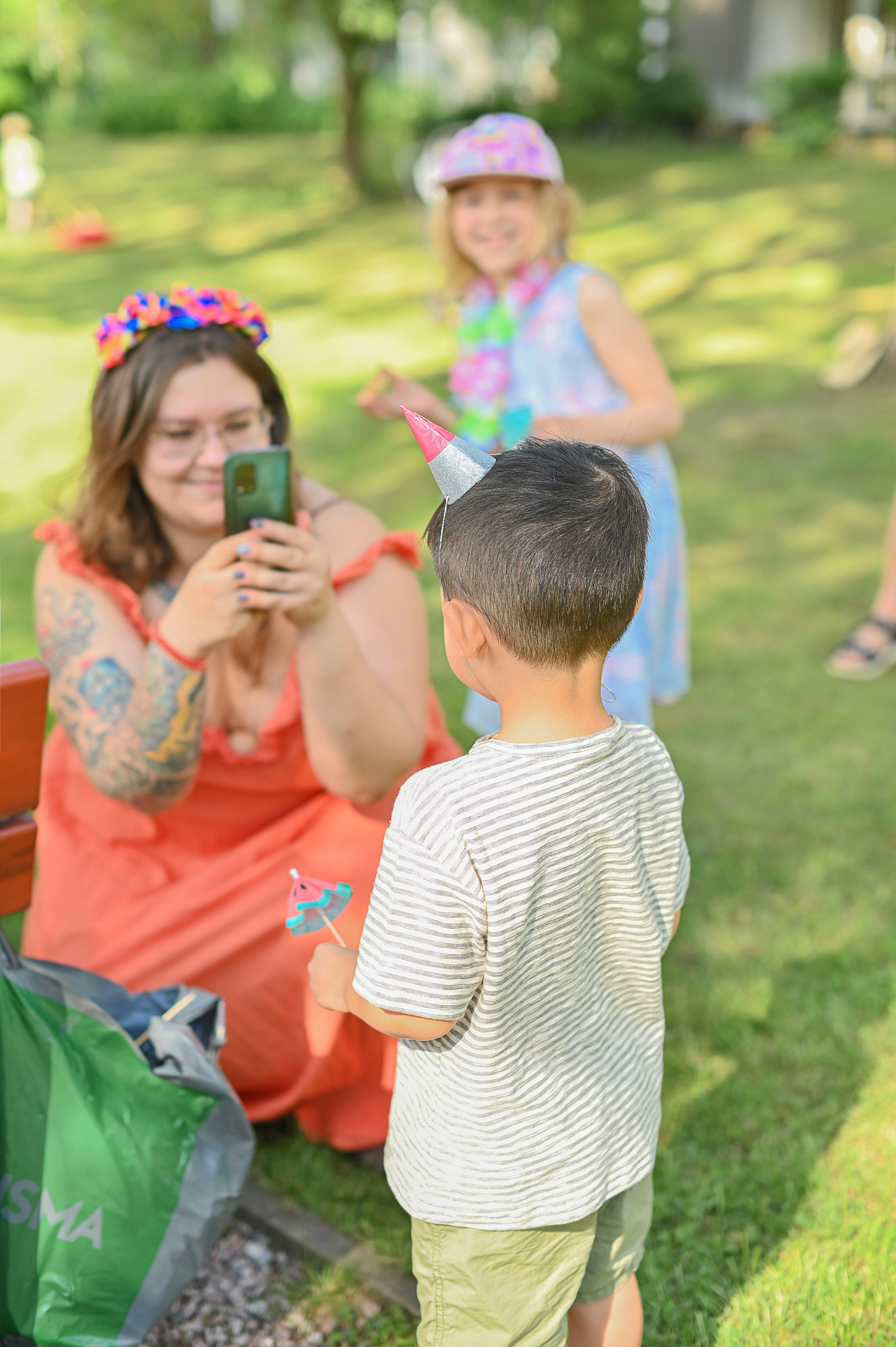 Адель 4 года. Гавайская вечеринка во дворе многоквартирного дома. Детский и семейный фотограф в финляндии дина пулкка. контент фотограф
