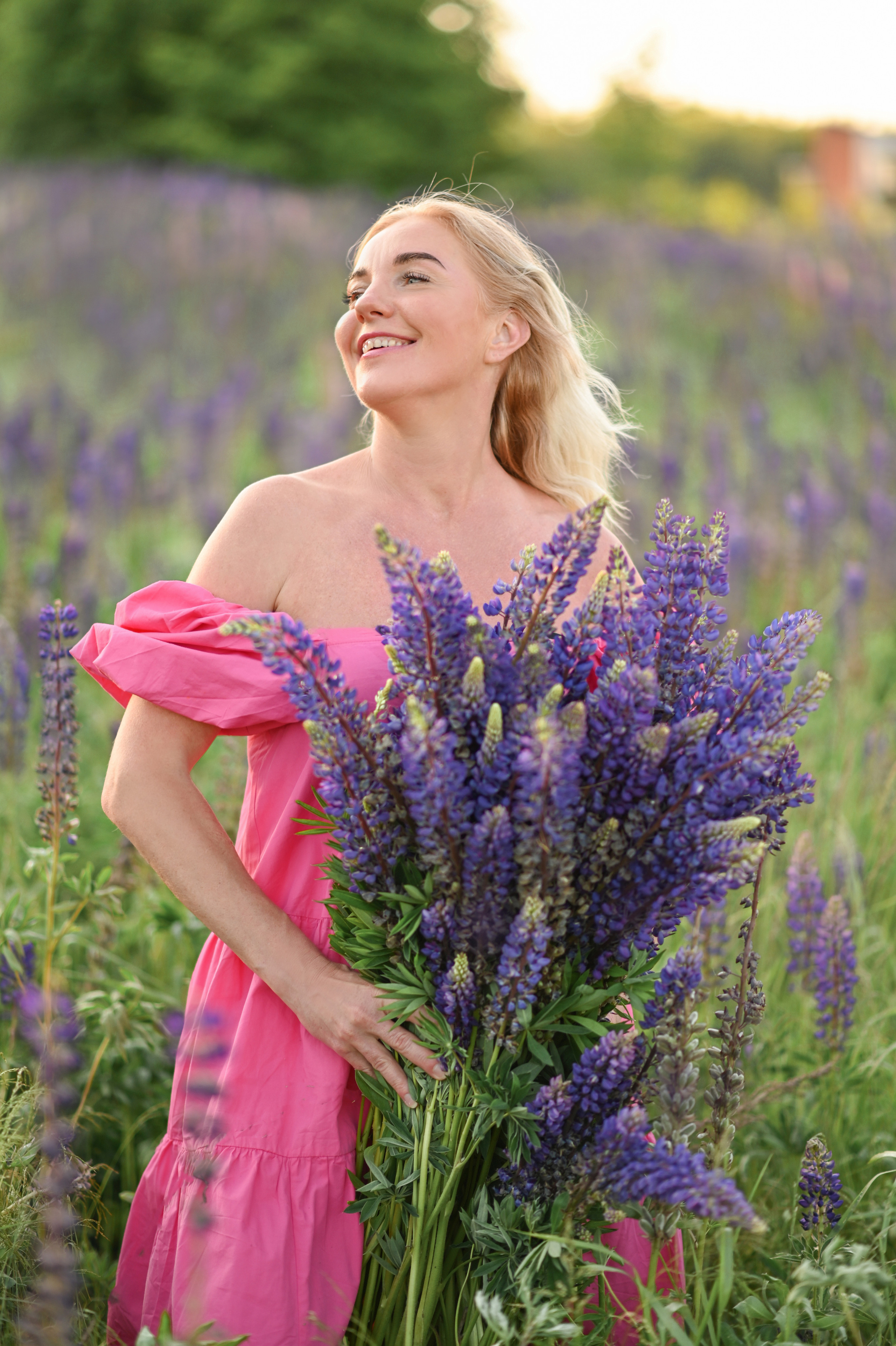 Марина с детьми в люпинах. Детский и семейный фотограф в финляндии дина пулкка. контент фотограф