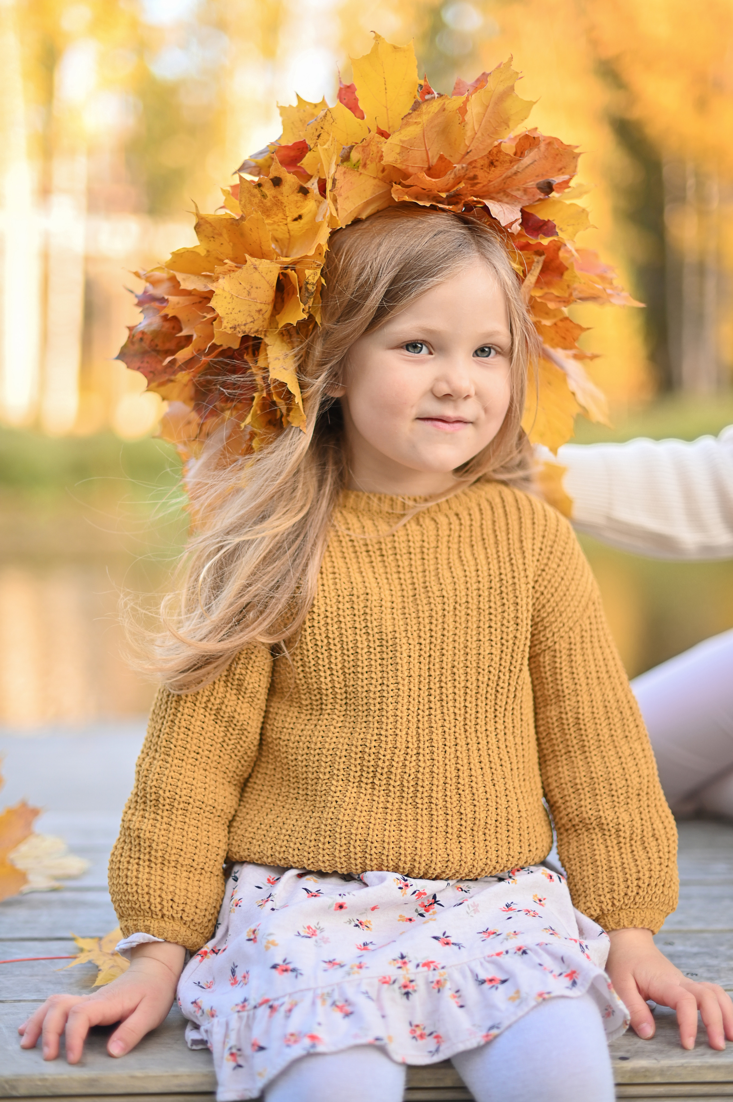 Мама и дочь в осеннем парке на прогулке. Детский и семейный фотограф в финляндии дина пулкка. контент фотограф