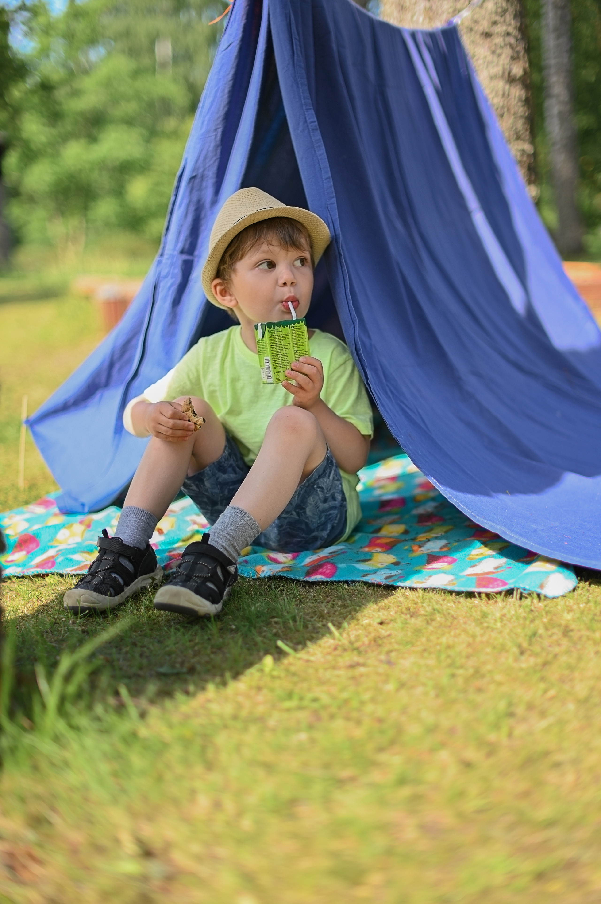 Адель 4 года. Гавайская вечеринка во дворе многоквартирного дома. Детский и семейный фотограф в финляндии дина пулкка. контент фотограф