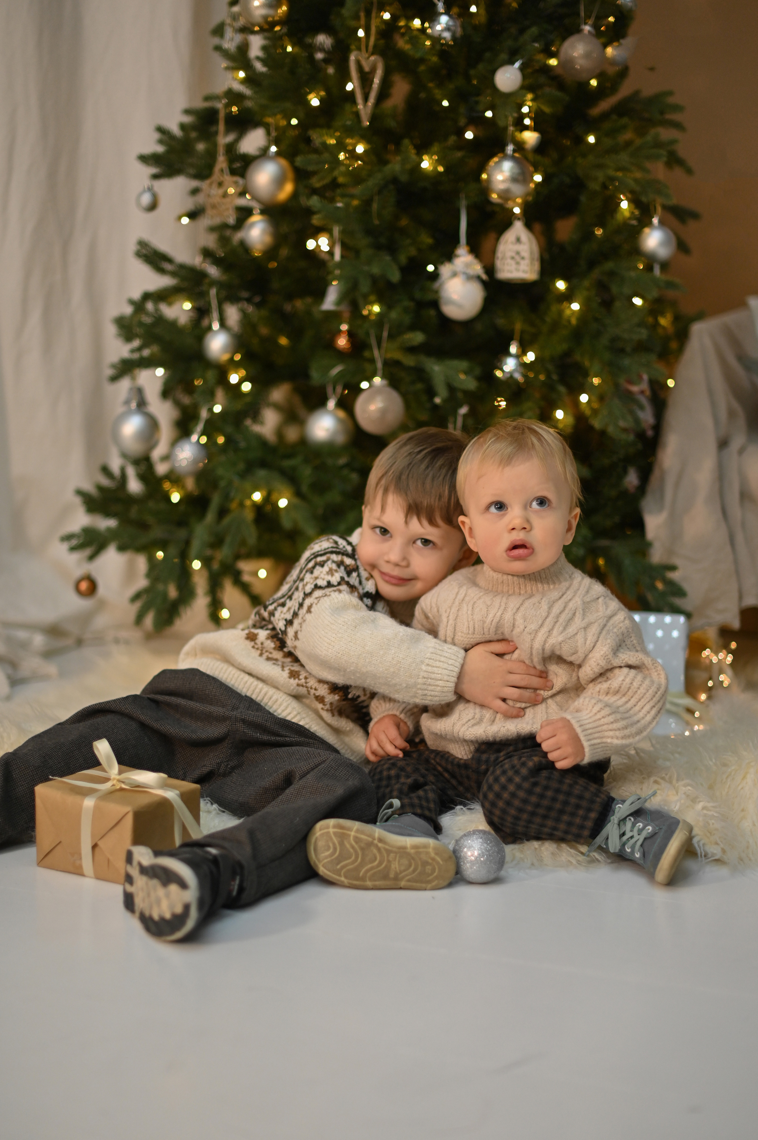 Дина с детьми в студии. Детский и семейный фотограф в финляндии дина пулкка. контент фотограф