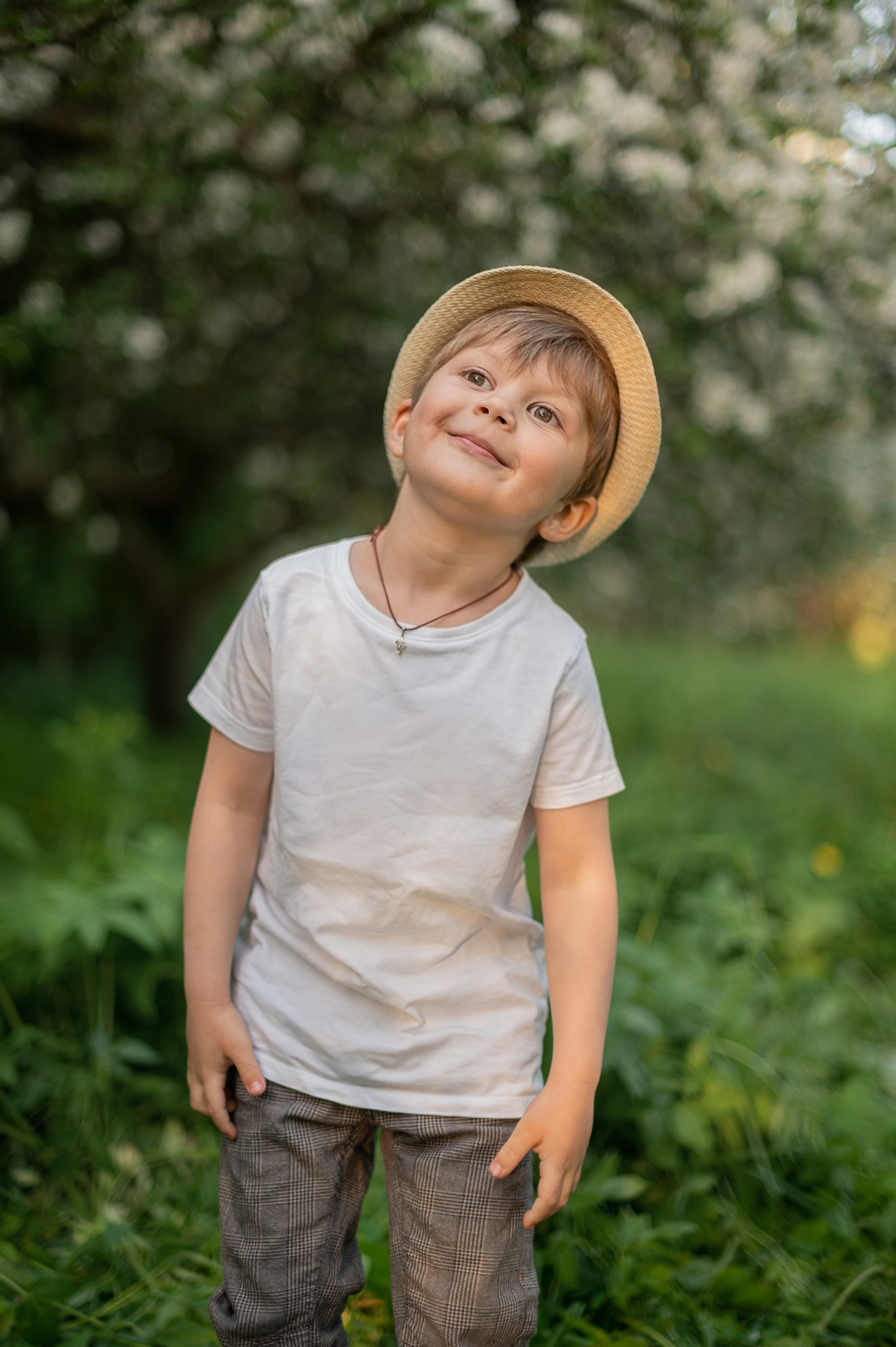 В яблонях. Детский и семейный фотограф в финляндии дина пулкка. контент фотограф
