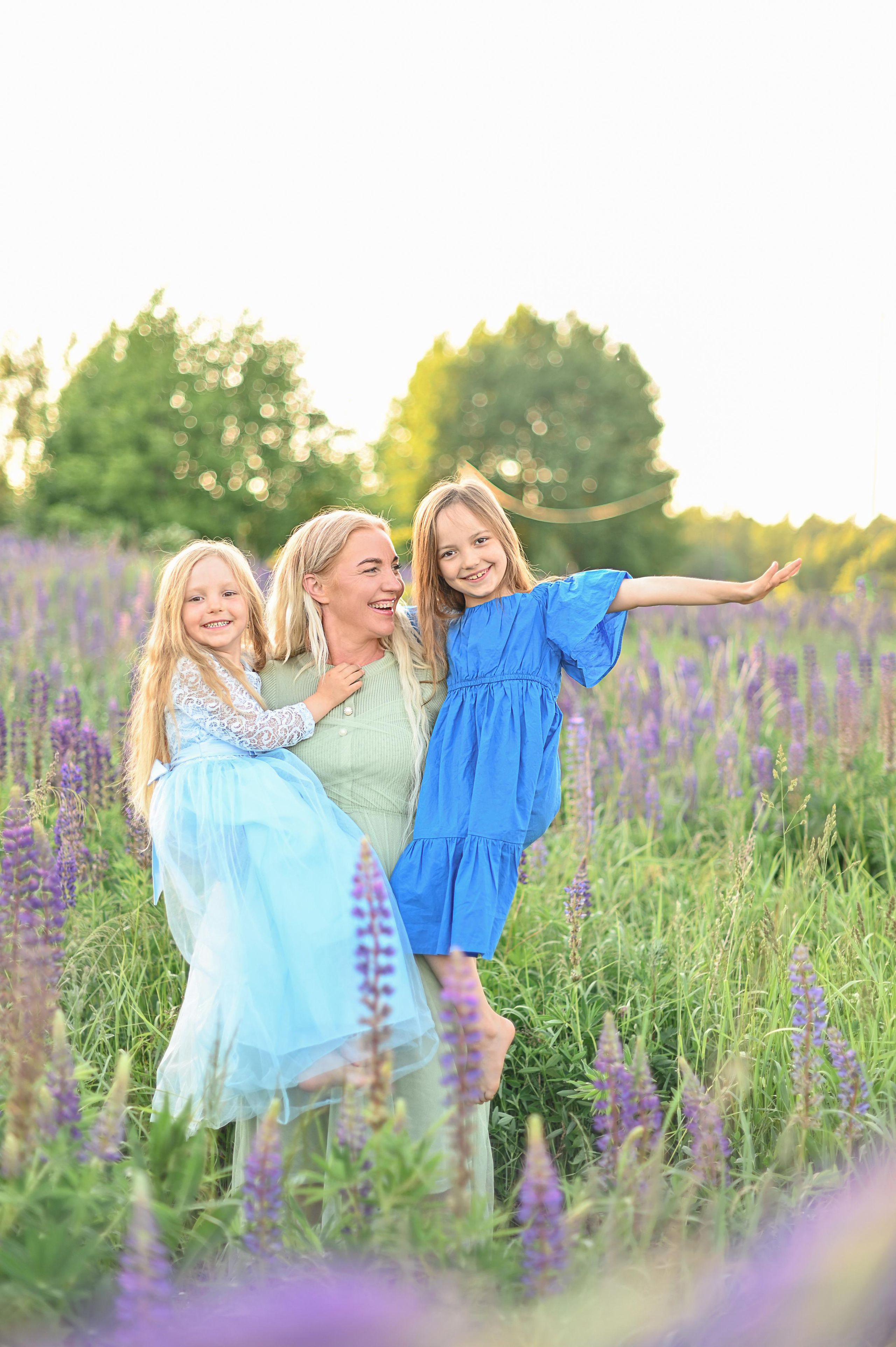Марина с детьми в люпинах. Детский и семейный фотограф в финляндии дина пулкка. контент фотограф