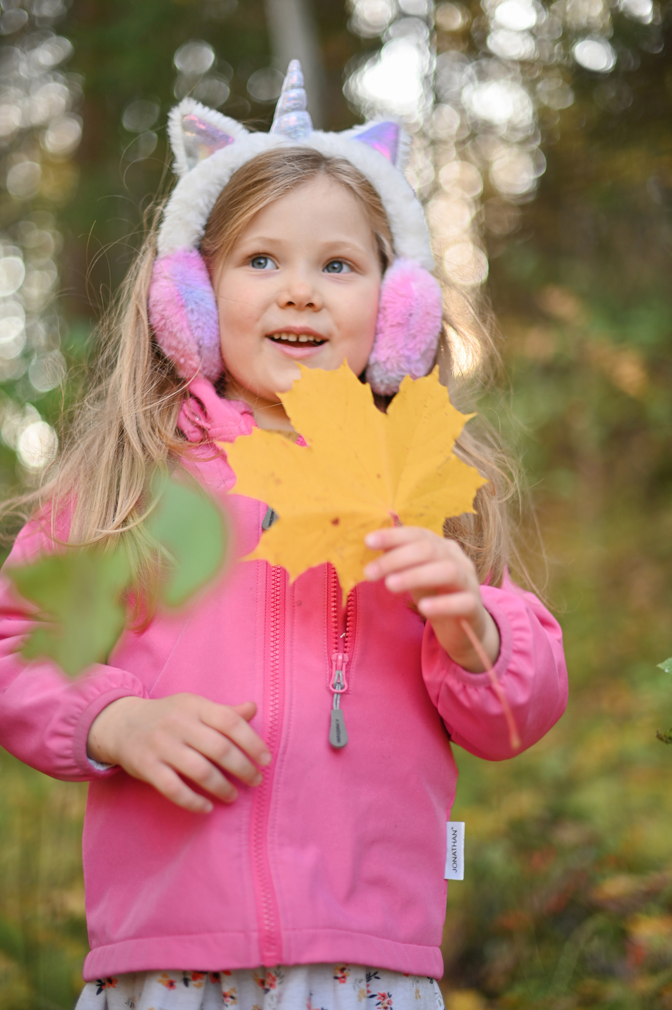 Мама и дочь в осеннем парке на прогулке. Детский и семейный фотограф в финляндии дина пулкка. контент фотограф