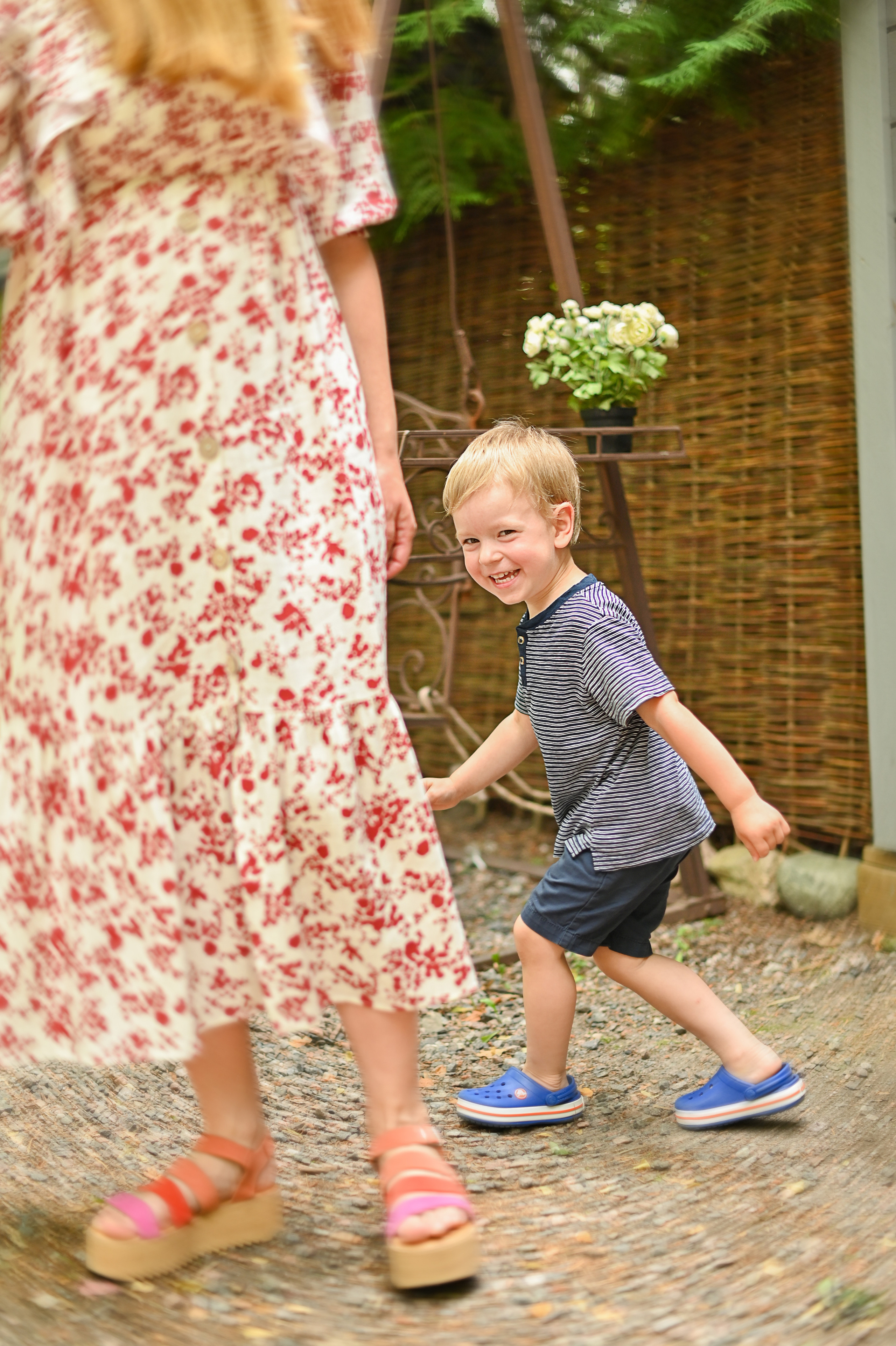 Семья в Koiramäen Pajutalli. Детский и семейный фотограф в финляндии дина пулкка. контент фотограф