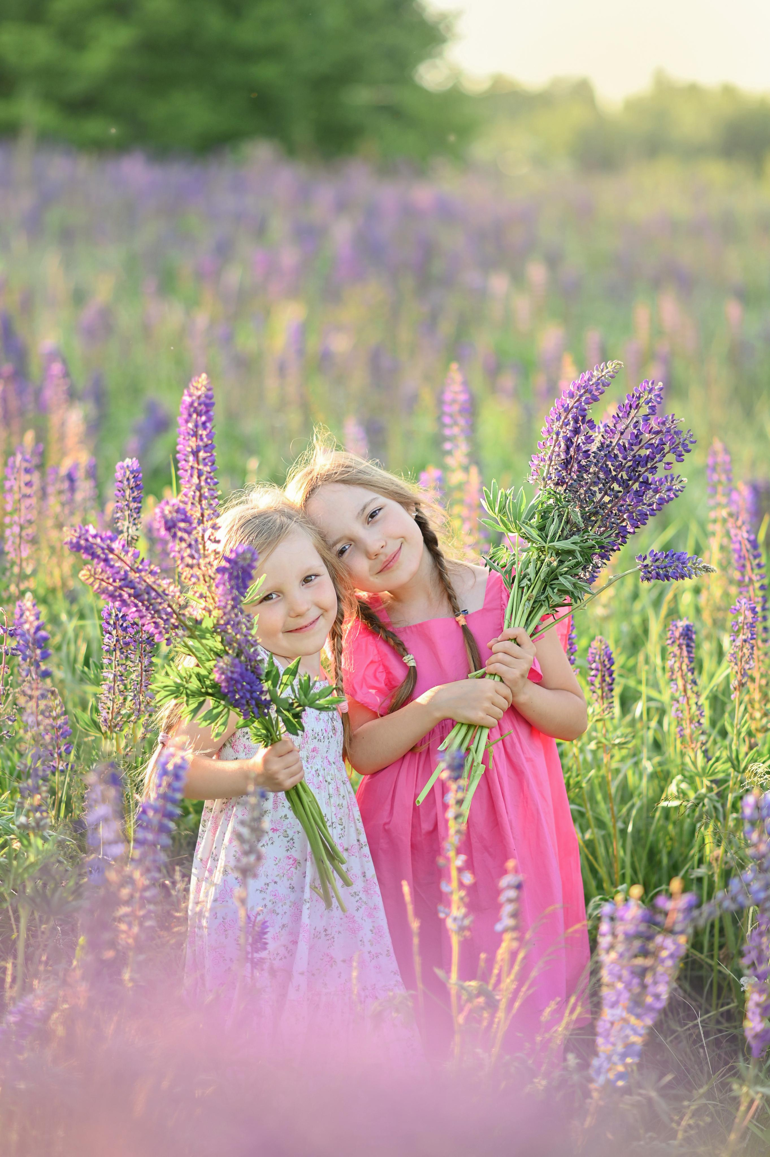 Марина с детьми в люпинах. Детский и семейный фотограф в финляндии дина пулкка. контент фотограф