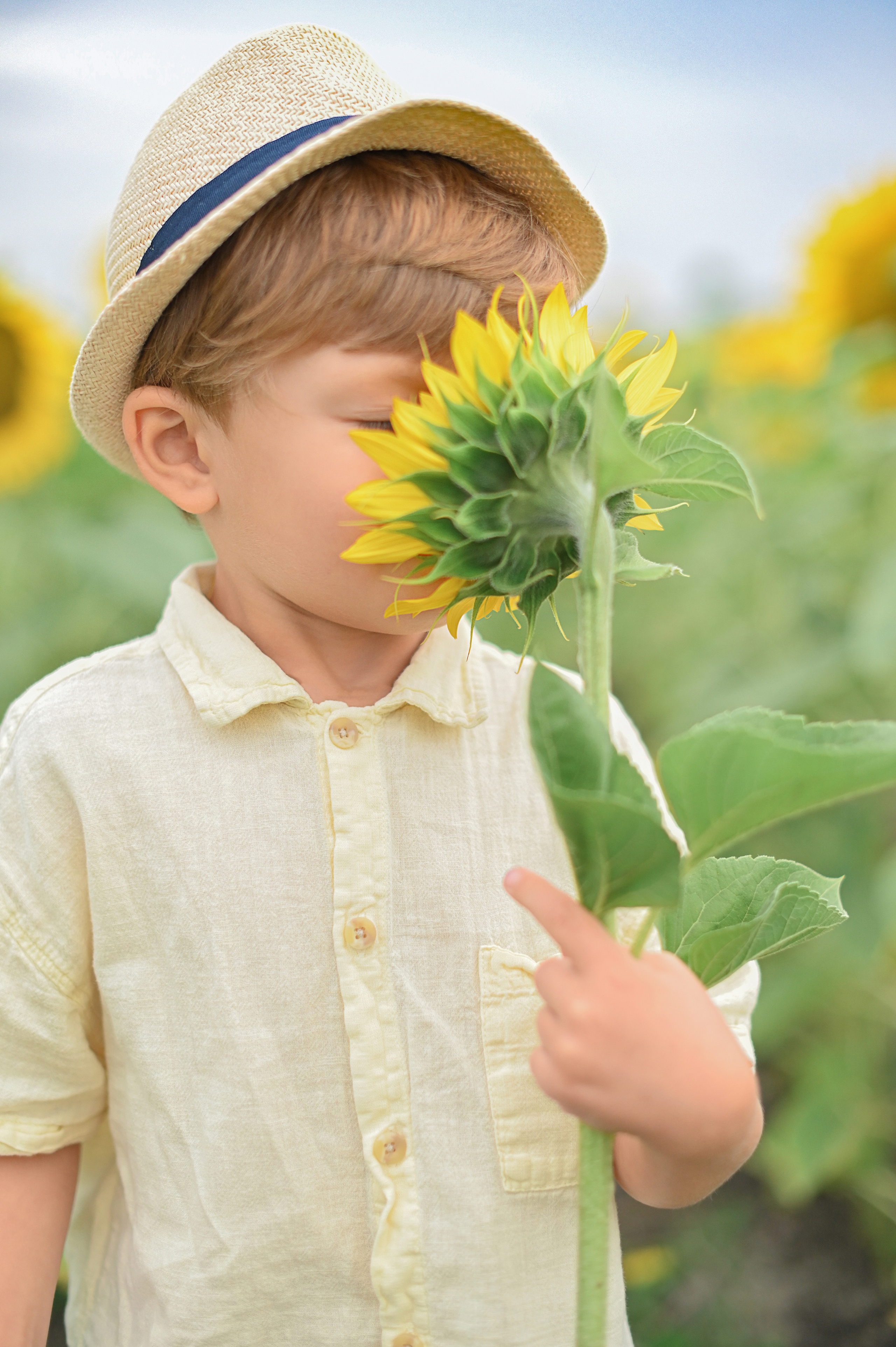 Дина с детьми в подсолнухах. Детский и семейный фотограф в финляндии дина пулкка. контент фотограф