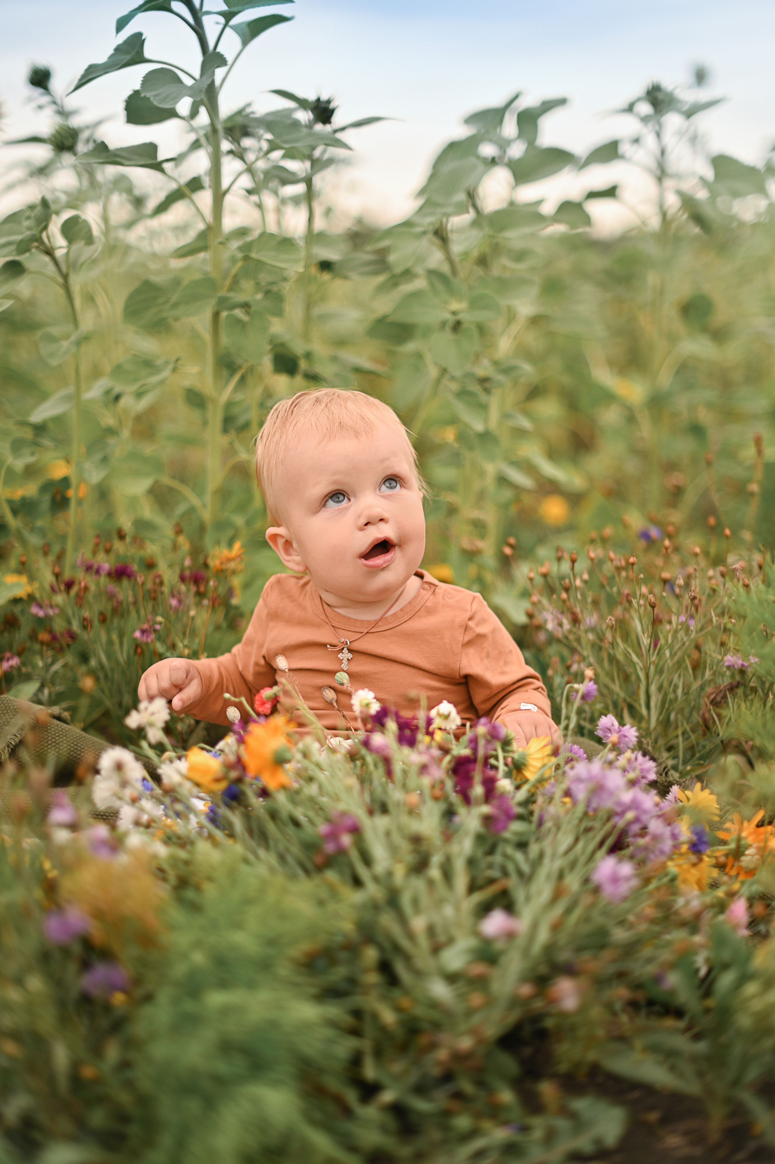 Дина с детьми в подсолнухах. Детский и семейный фотограф в финляндии дина пулкка. контент фотограф
