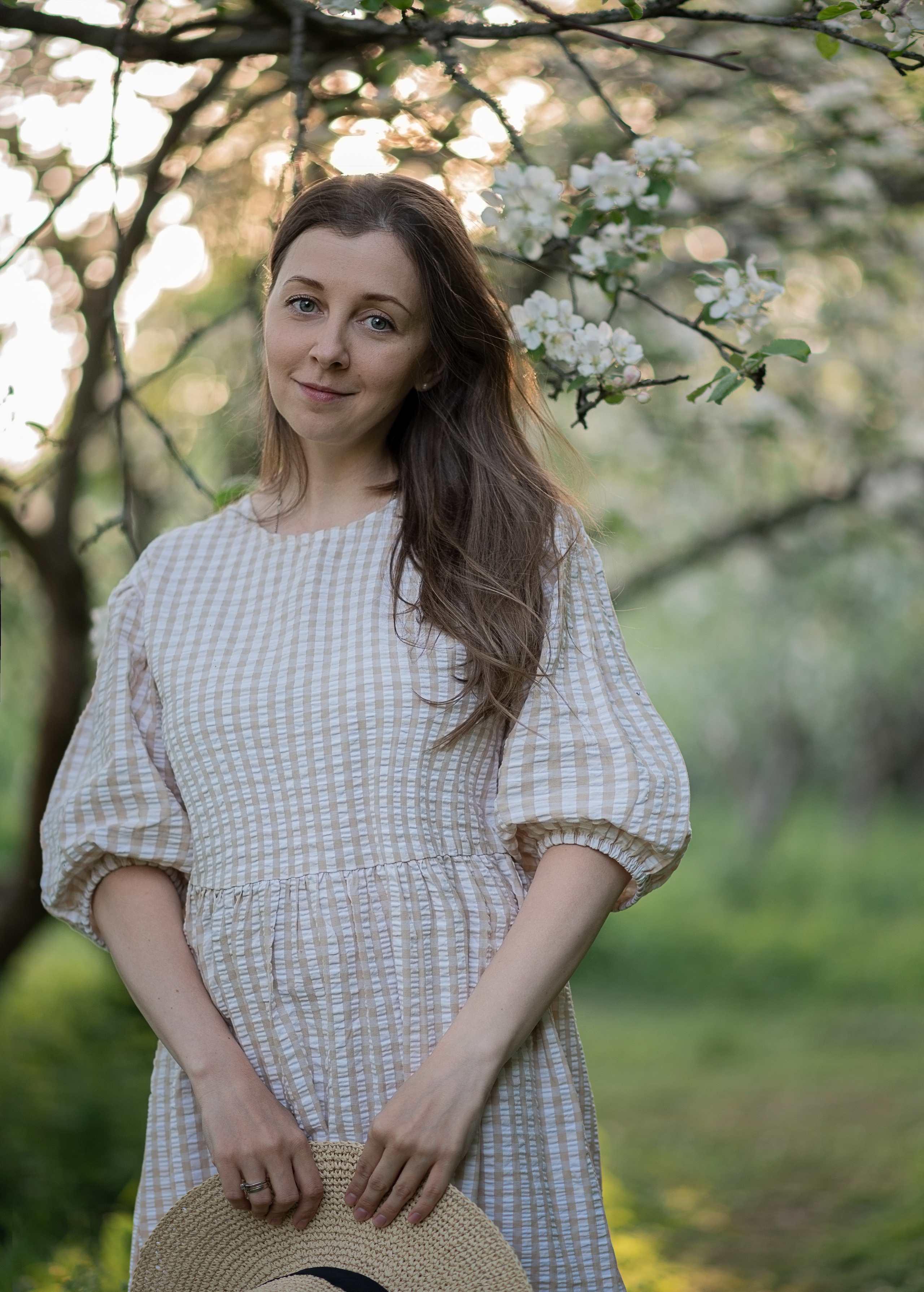 В яблонях. Детский и семейный фотограф в финляндии дина пулкка. контент фотограф