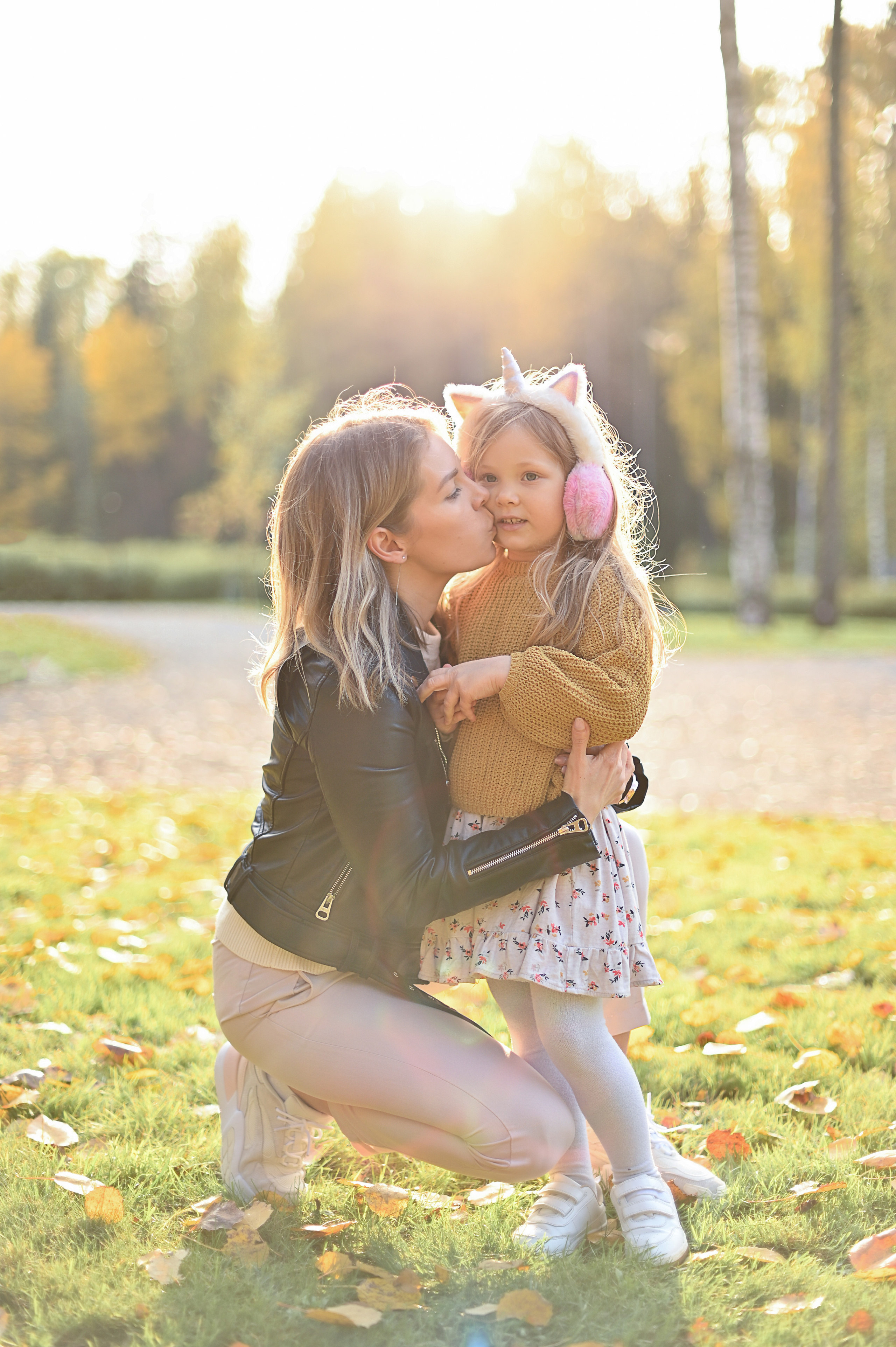 Мама и дочь в осеннем парке на прогулке. Детский и семейный фотограф в финляндии дина пулкка. контент фотограф