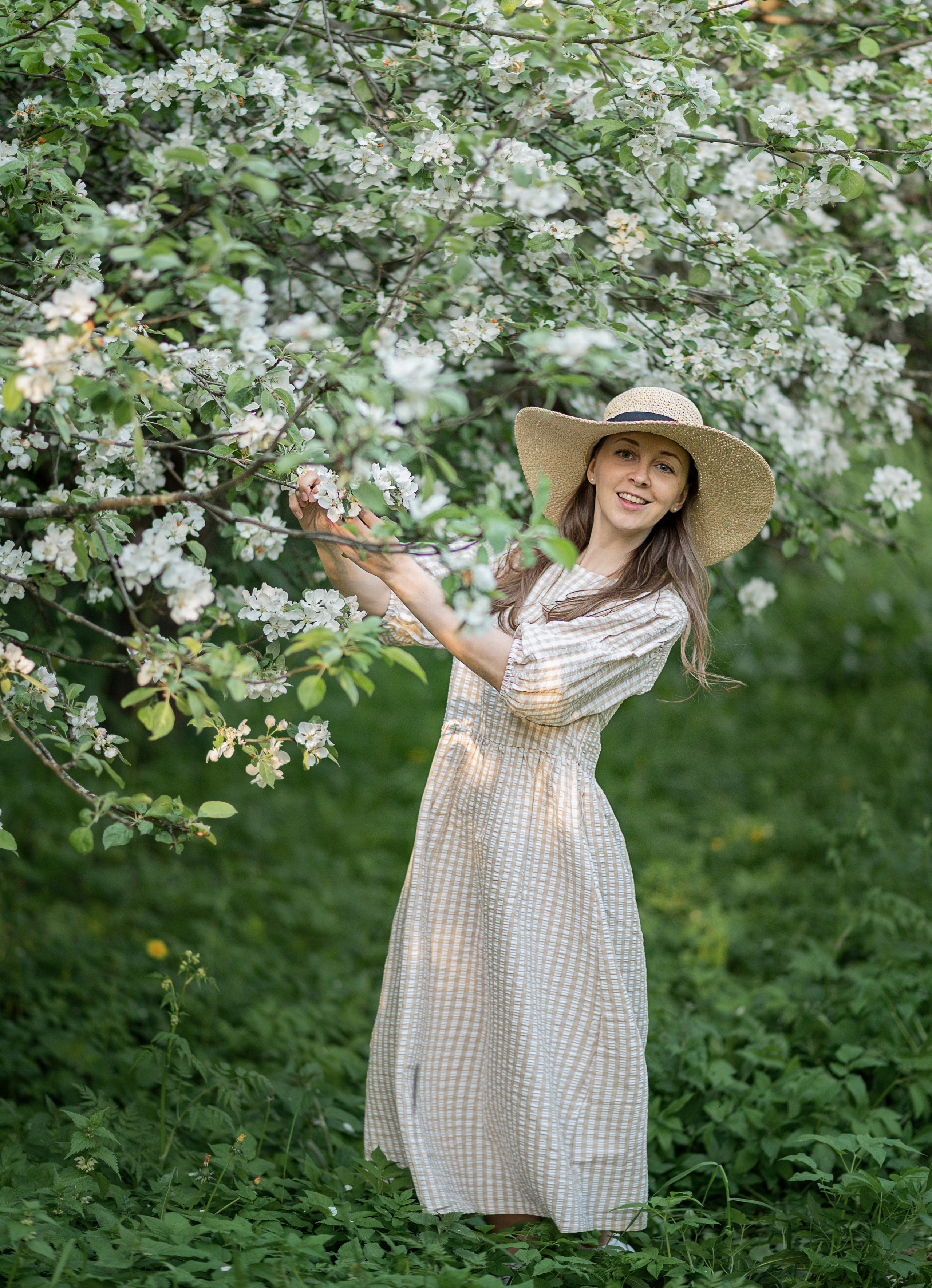 В яблонях. Детский и семейный фотограф в финляндии дина пулкка. контент фотограф
