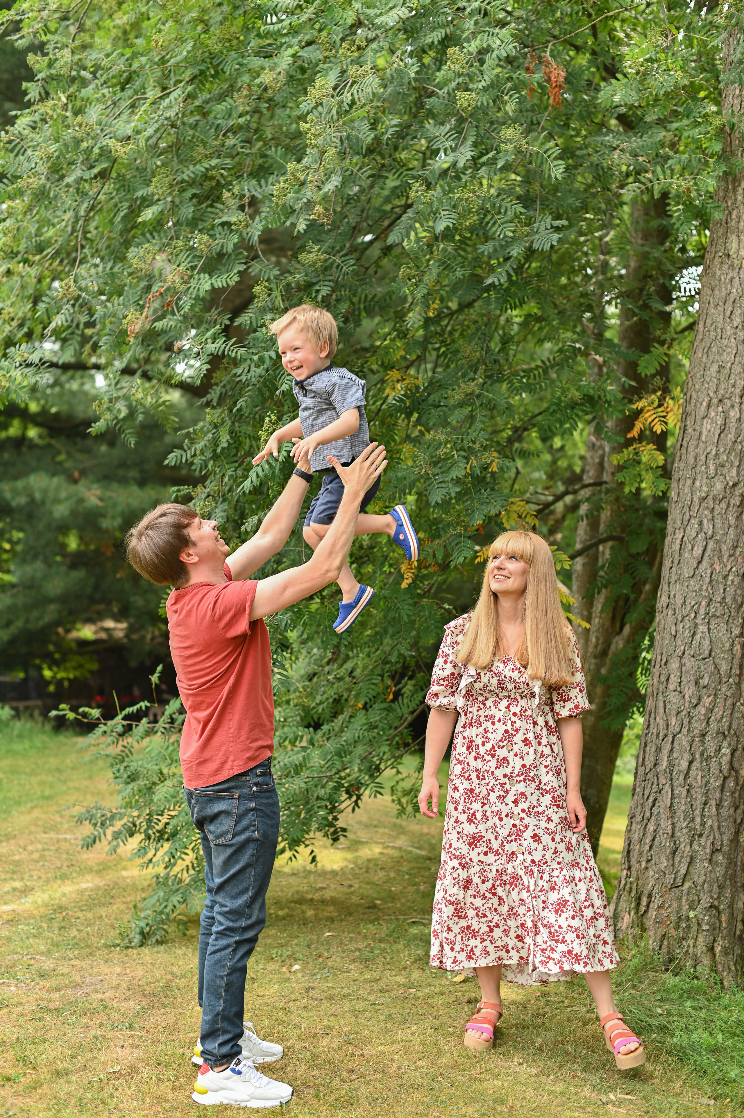 Семья в Koiramäen Pajutalli. Детский и семейный фотограф в финляндии дина пулкка. контент фотограф