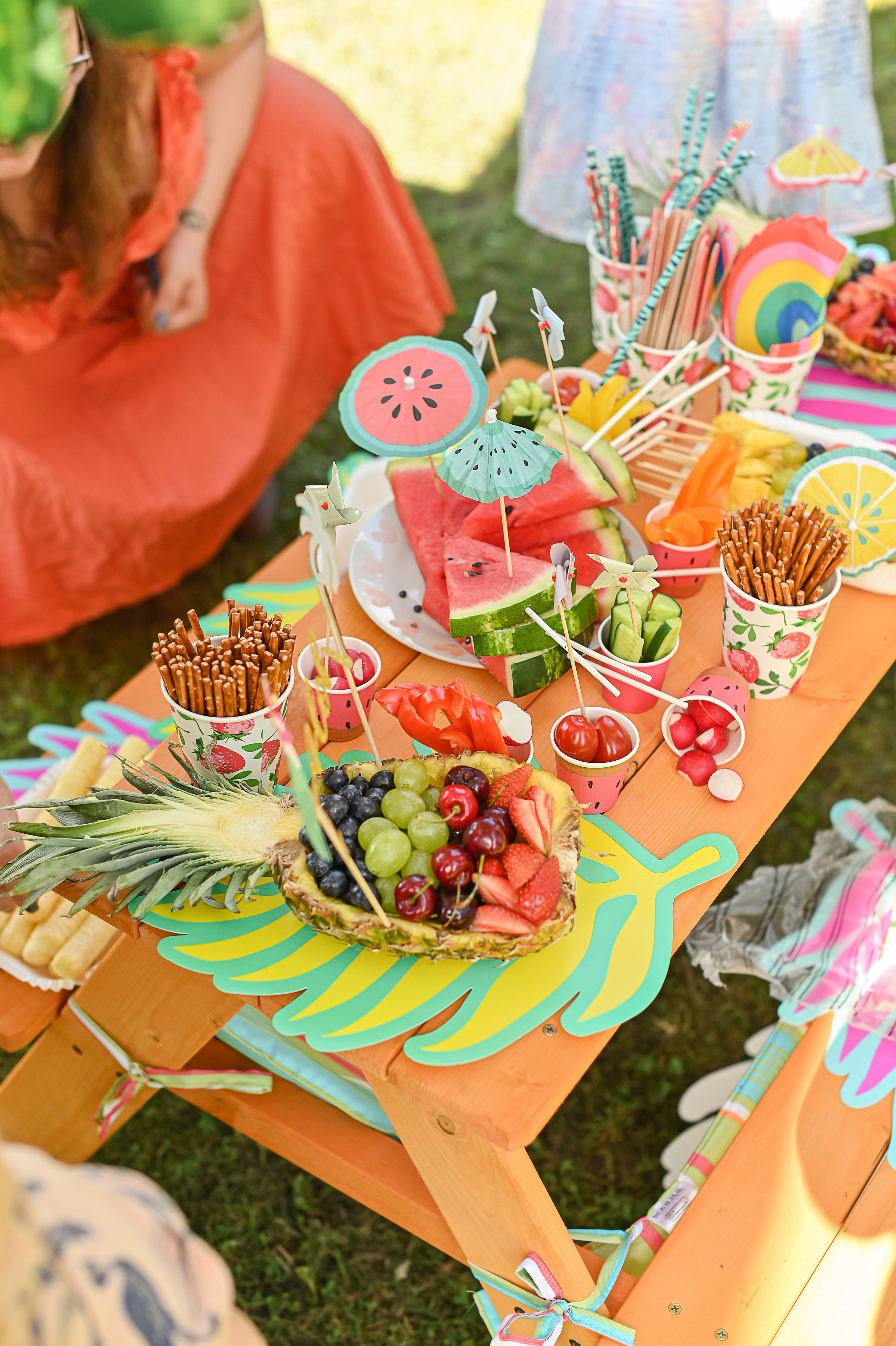 Адель 4 года. Гавайская вечеринка во дворе многоквартирного дома. Детский и семейный фотограф в финляндии дина пулкка. контент фотограф