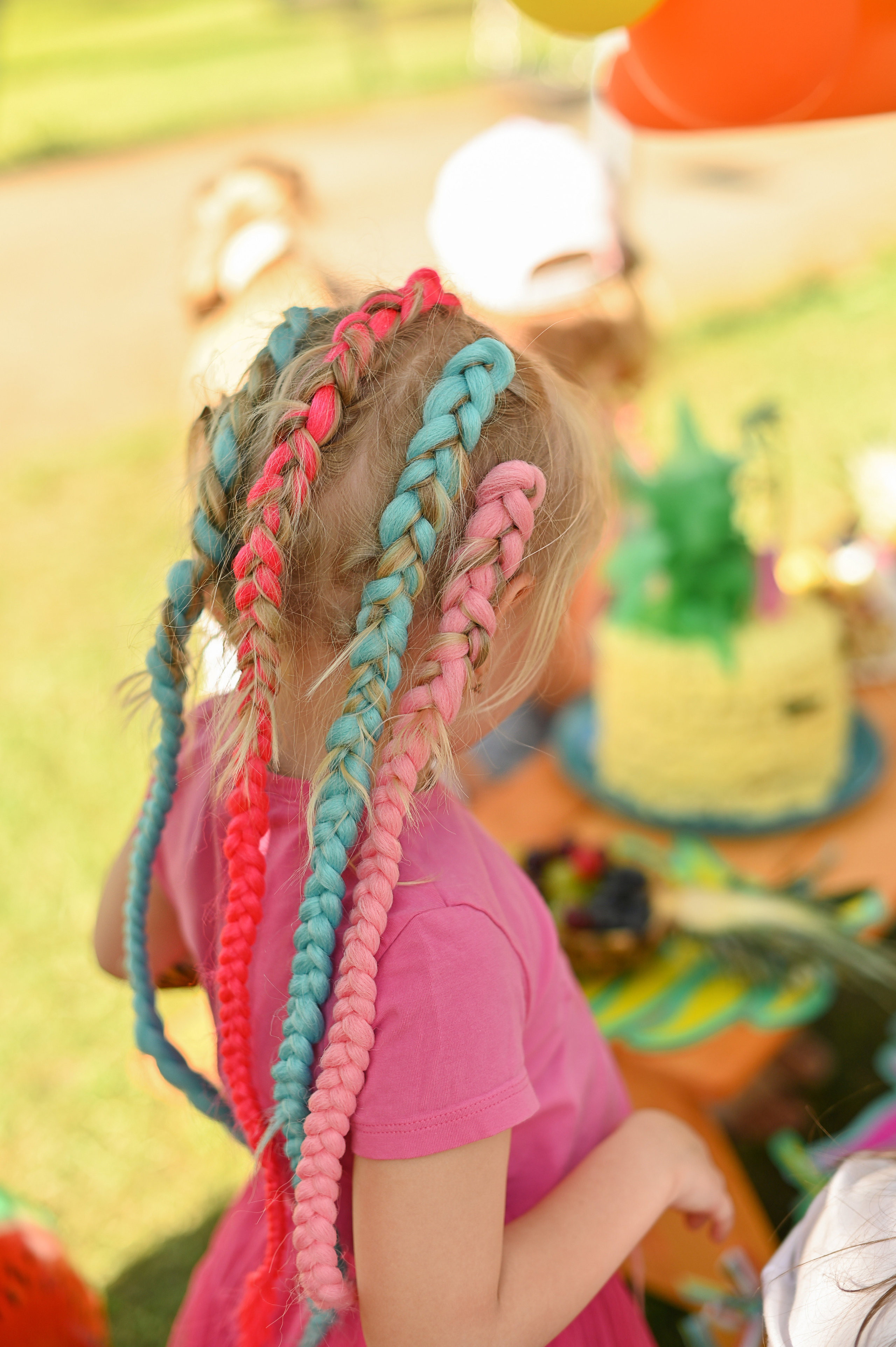 Адель 4 года. Гавайская вечеринка во дворе многоквартирного дома. Детский и семейный фотограф в финляндии дина пулкка. контент фотограф