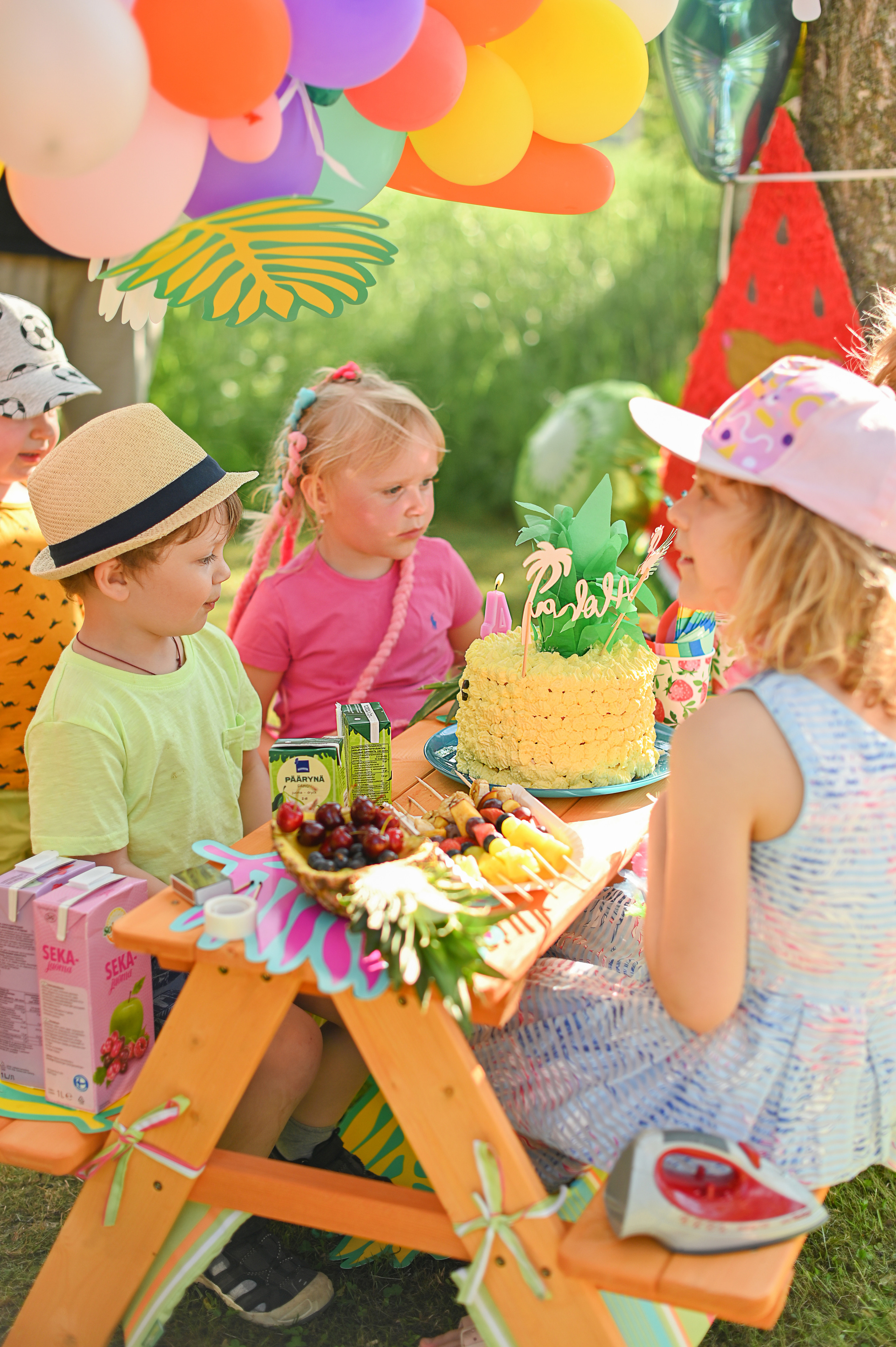 Адель 4 года. Гавайская вечеринка во дворе многоквартирного дома. Детский и семейный фотограф в финляндии дина пулкка. контент фотограф