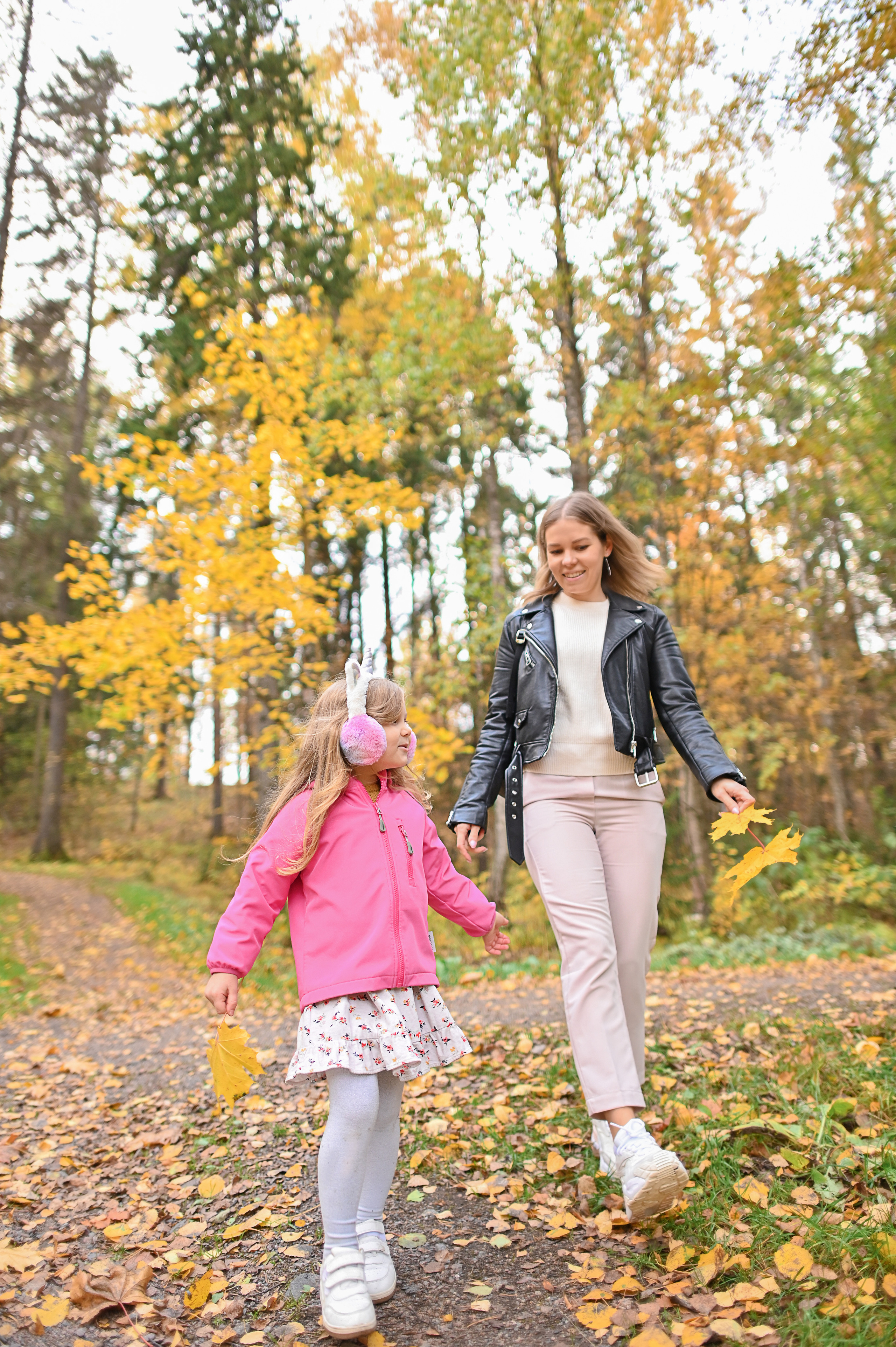 Мама и дочь в осеннем парке на прогулке. Детский и семейный фотограф в финляндии дина пулкка. контент фотограф