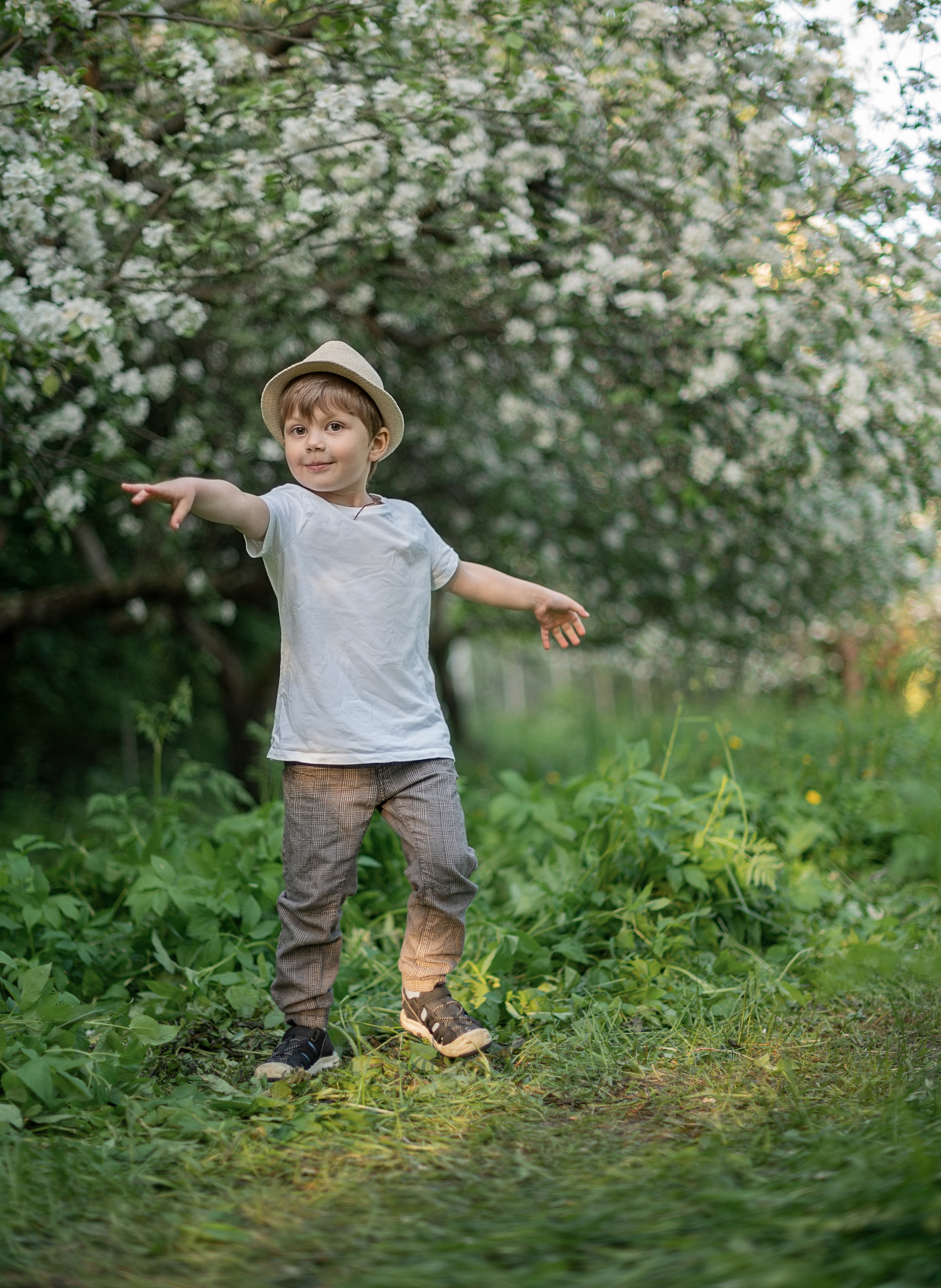 В яблонях. Детский и семейный фотограф в финляндии дина пулкка. контент фотограф