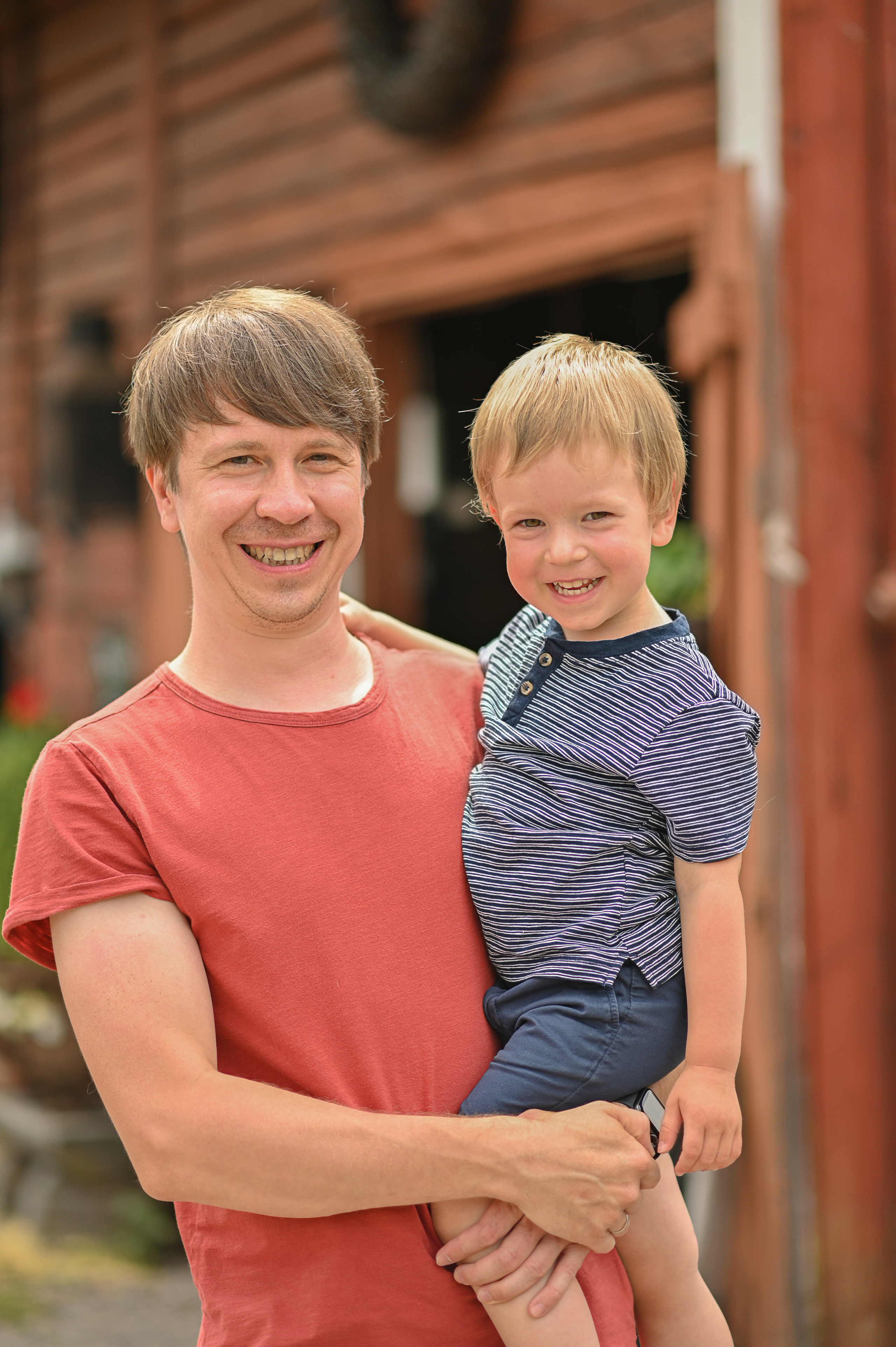 Семья в Koiramäen Pajutalli. Детский и семейный фотограф в финляндии дина пулкка. контент фотограф