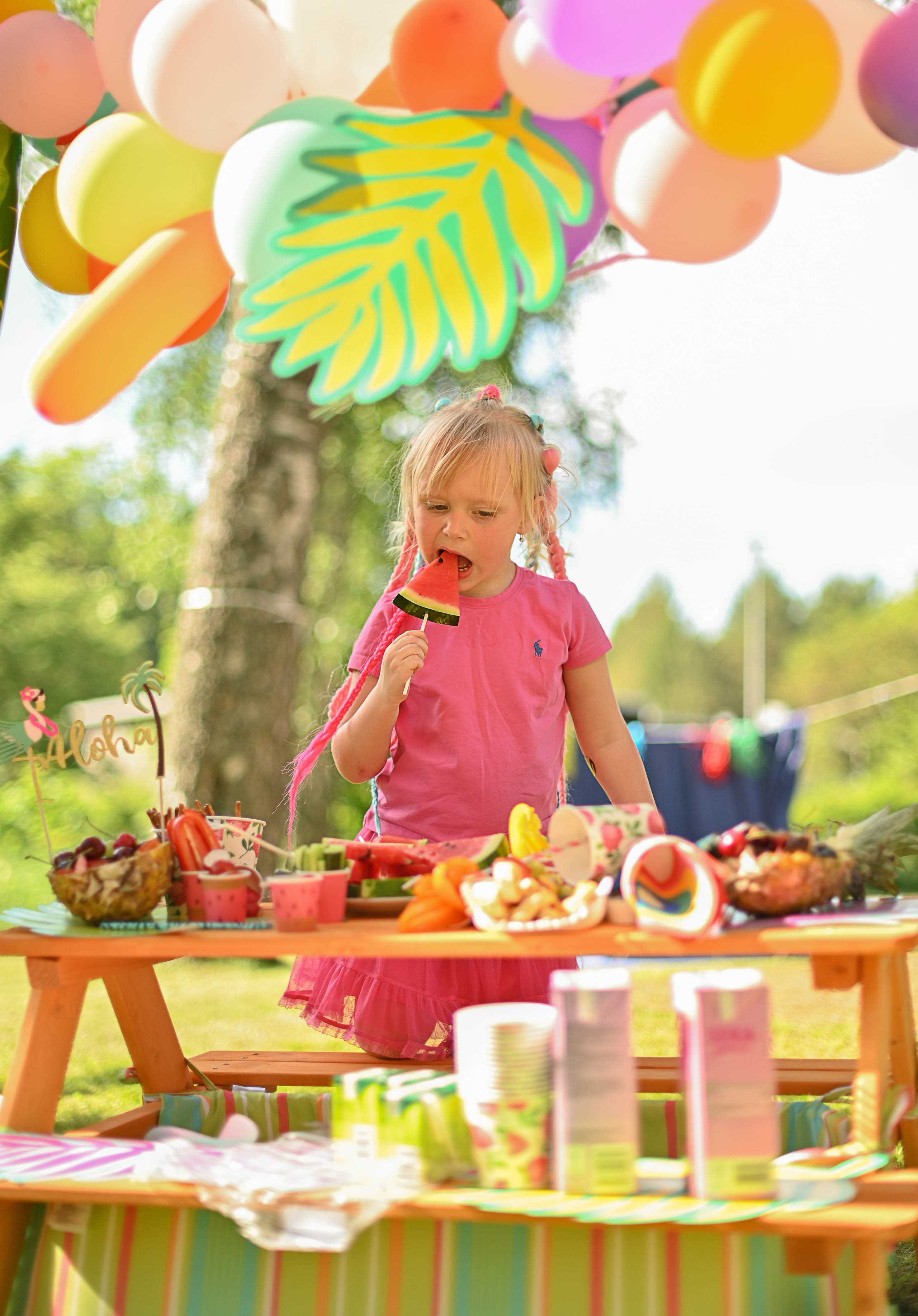 Адель 4 года. Гавайская вечеринка во дворе многоквартирного дома. Детский и семейный фотограф в финляндии дина пулкка. контент фотограф