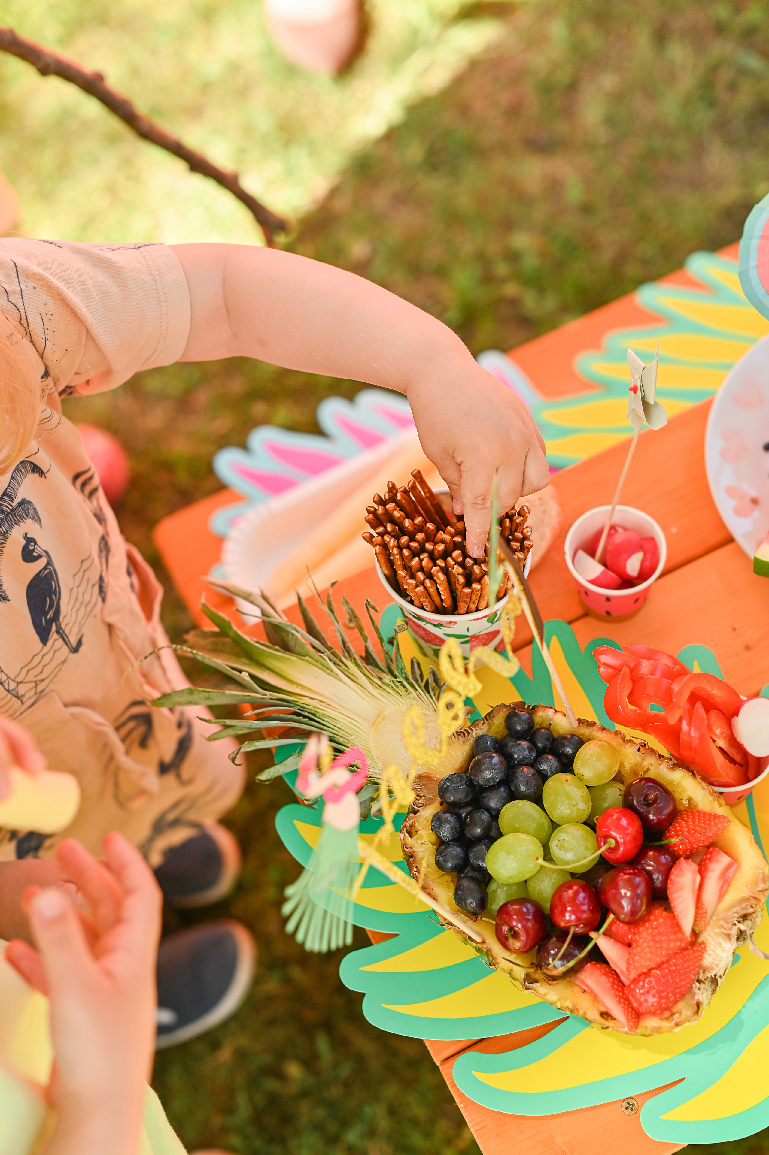 Адель 4 года. Гавайская вечеринка во дворе многоквартирного дома. Детский и семейный фотограф в финляндии дина пулкка. контент фотограф