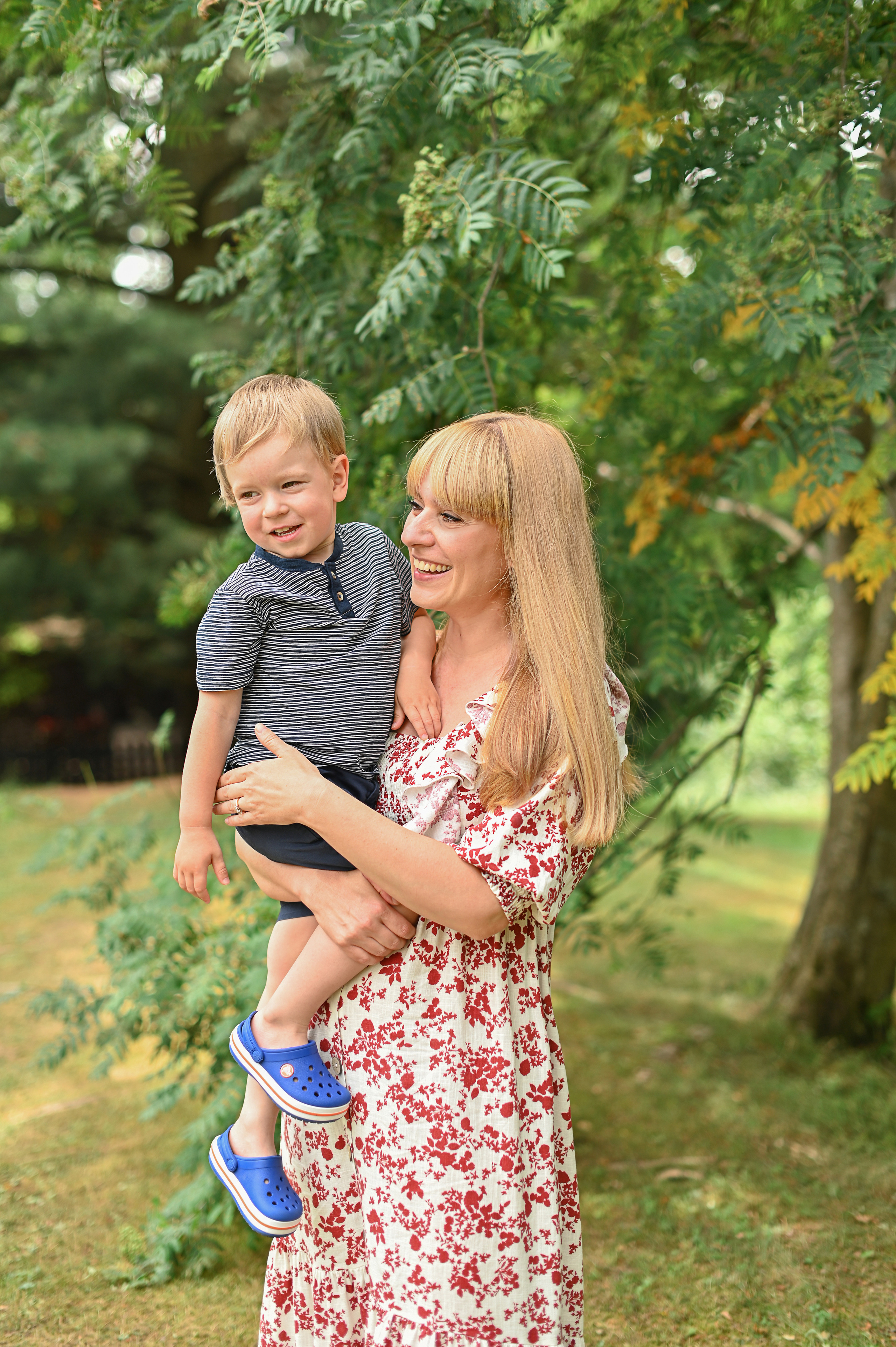 Семья в Koiramäen Pajutalli. Детский и семейный фотограф в финляндии дина пулкка. контент фотограф