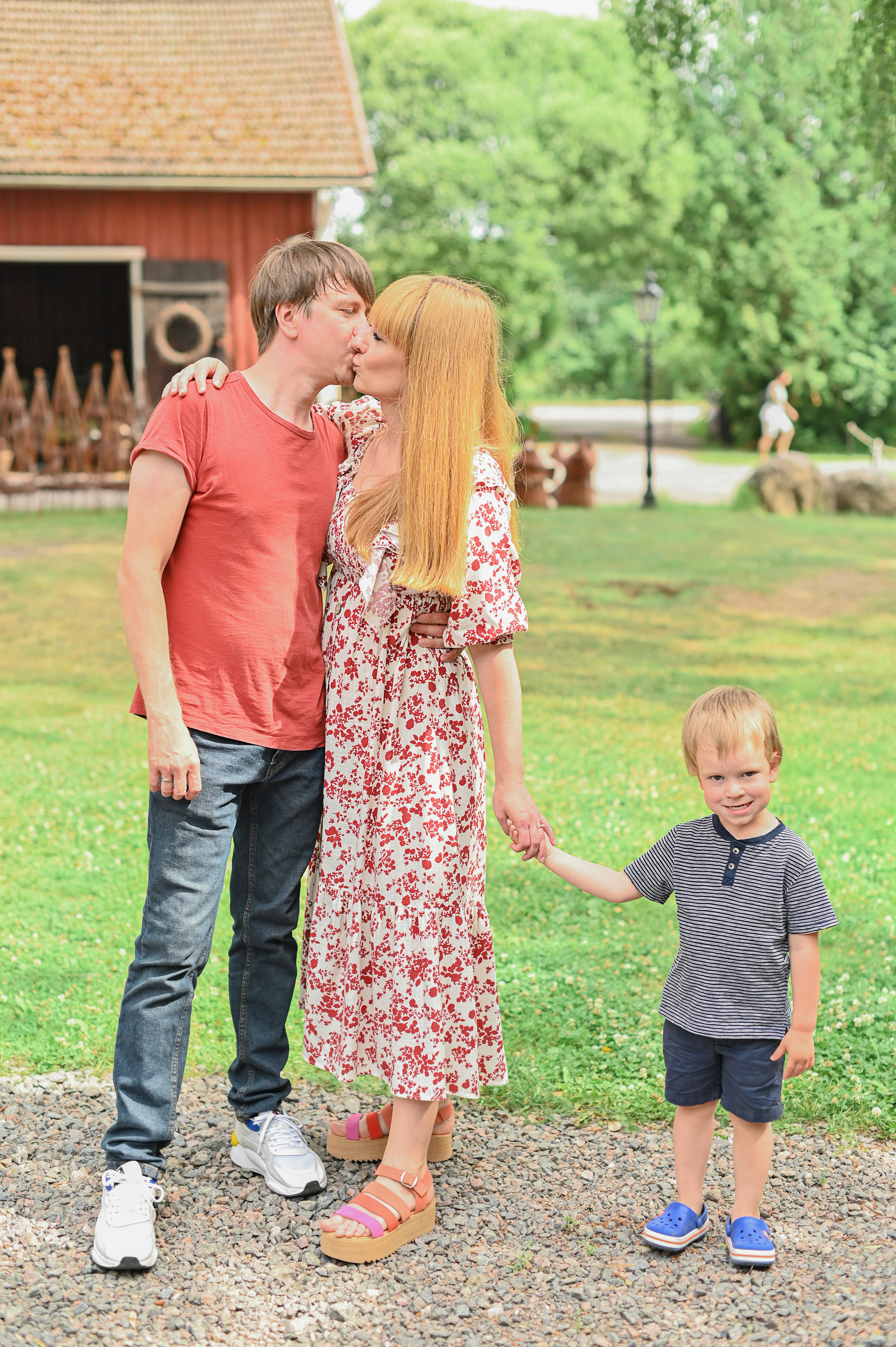 Семья в Koiramäen Pajutalli. Детский и семейный фотограф в финляндии дина пулкка. контент фотограф