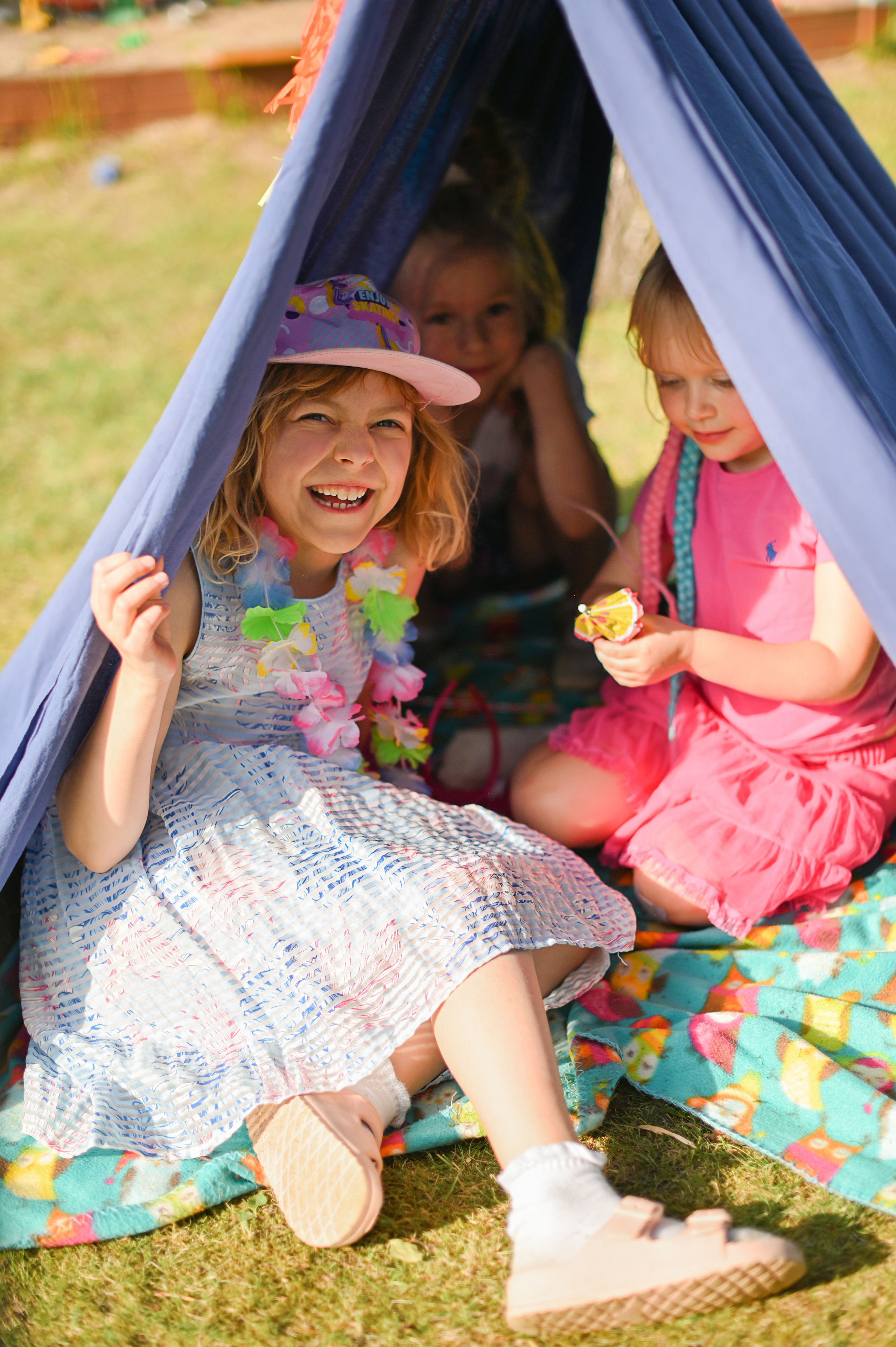 Адель 4 года. Гавайская вечеринка во дворе многоквартирного дома. Детский и семейный фотограф в финляндии дина пулкка. контент фотограф