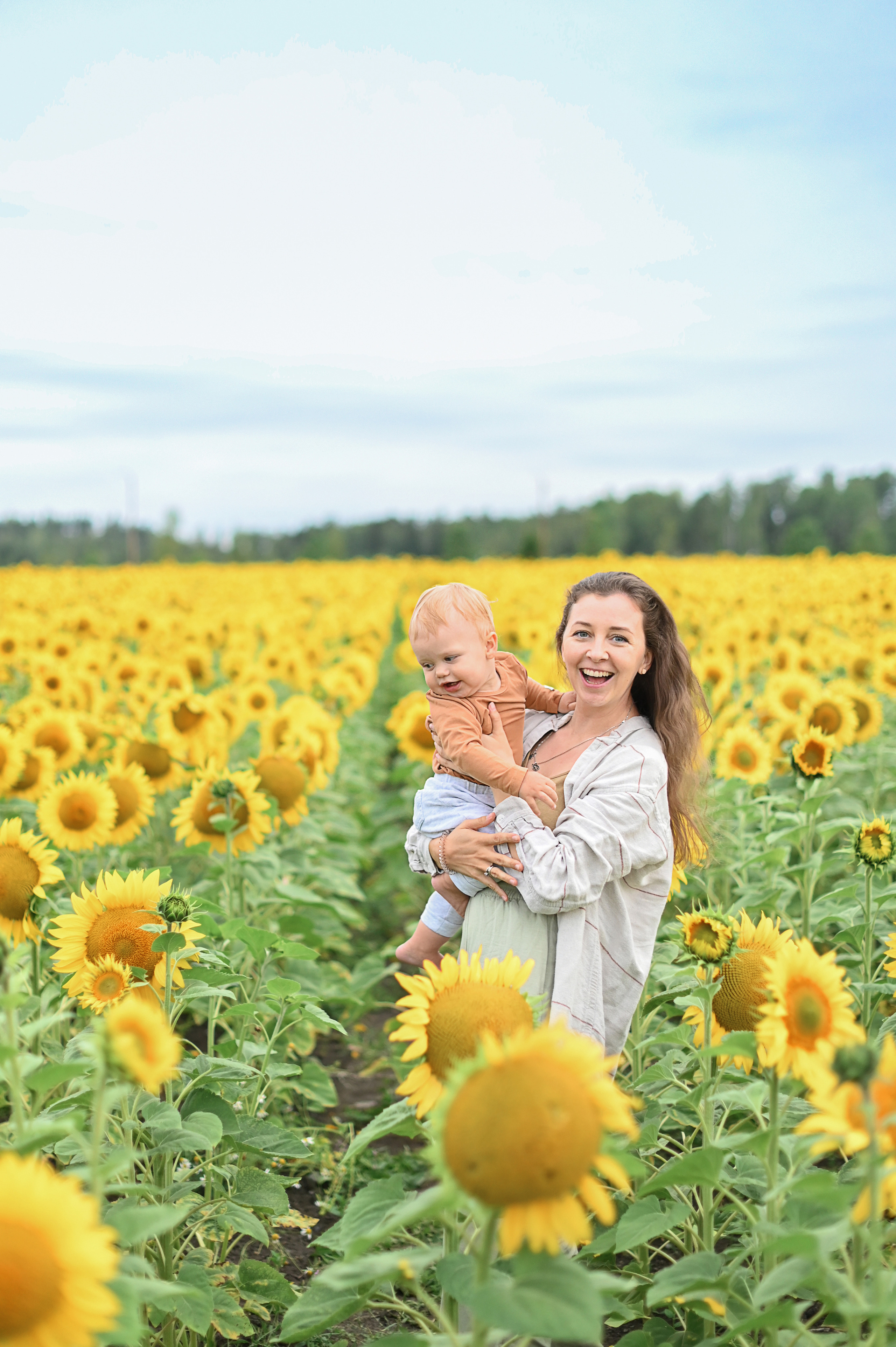 Дина с детьми в подсолнухах. Детский и семейный фотограф в финляндии дина пулкка. контент фотограф