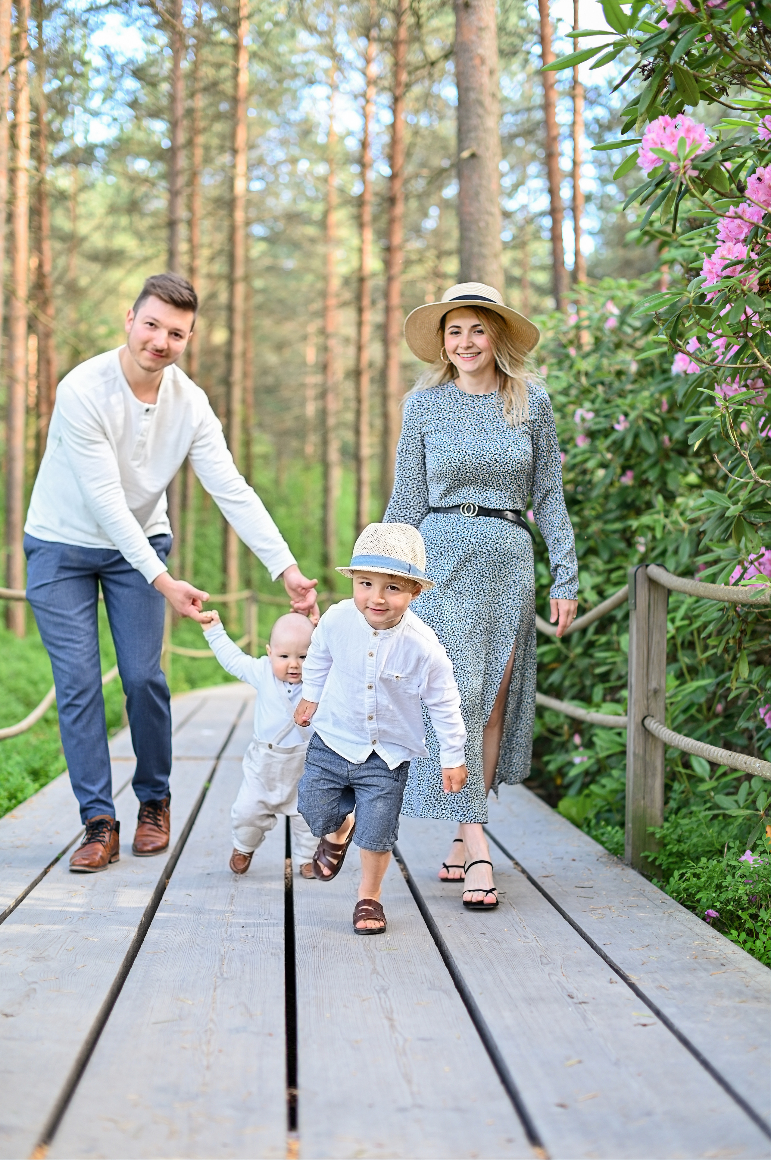 Семья в парке Рододендронов. Детский и семейный фотограф в финляндии дина пулкка. контент фотограф