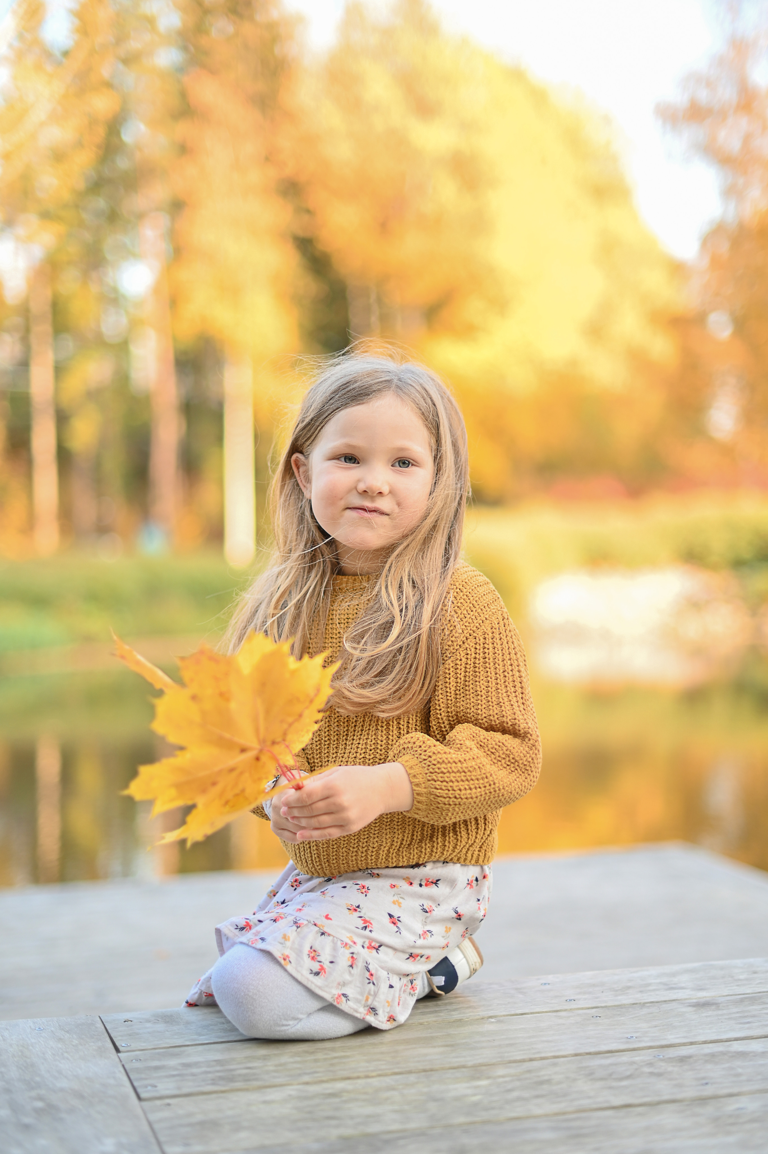 Мама и дочь в осеннем парке на прогулке. Детский и семейный фотограф в финляндии дина пулкка. контент фотограф