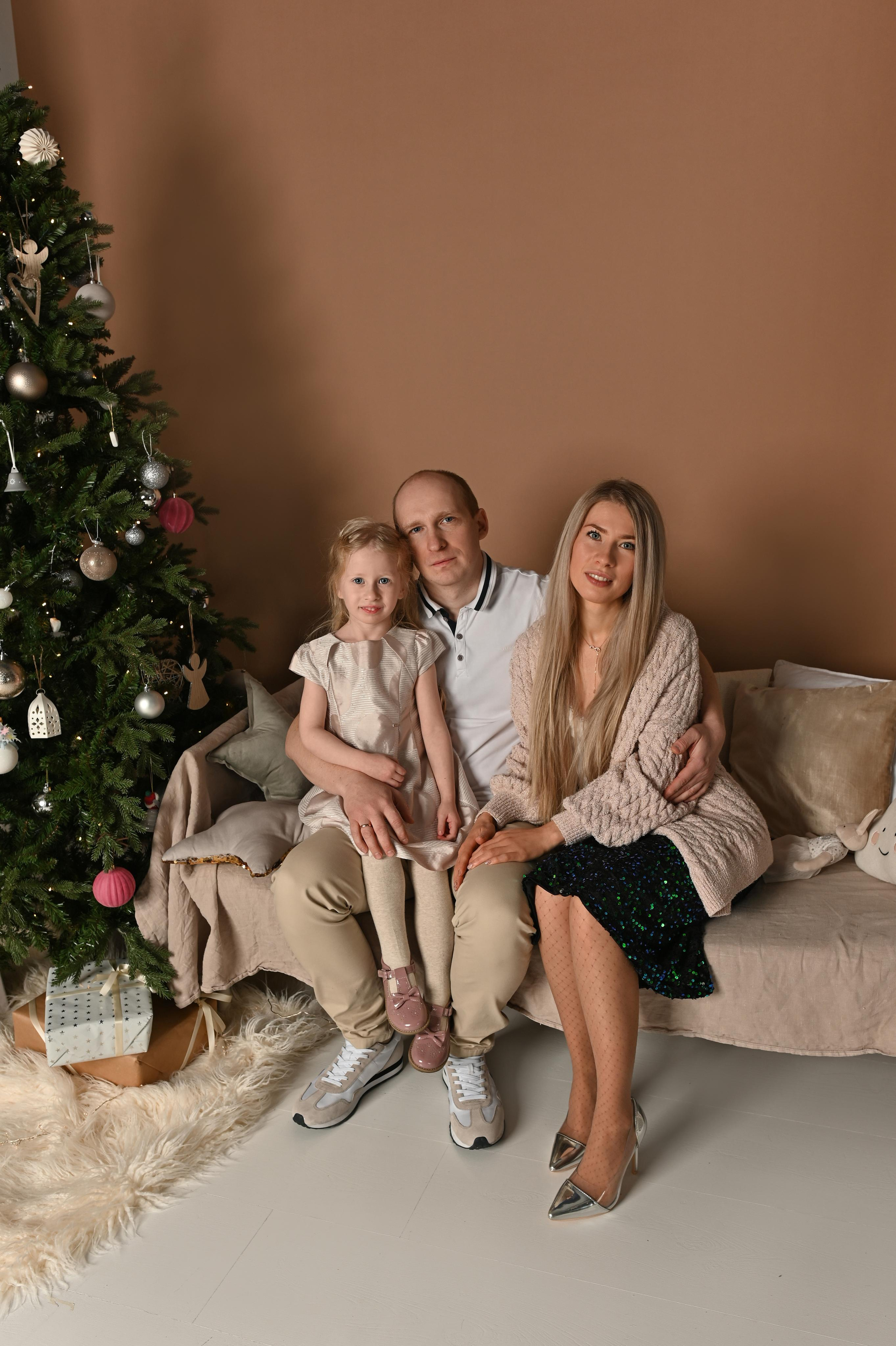 Юлия и Макс в студии. Детский и семейный фотограф в финляндии дина пулкка. контент фотограф