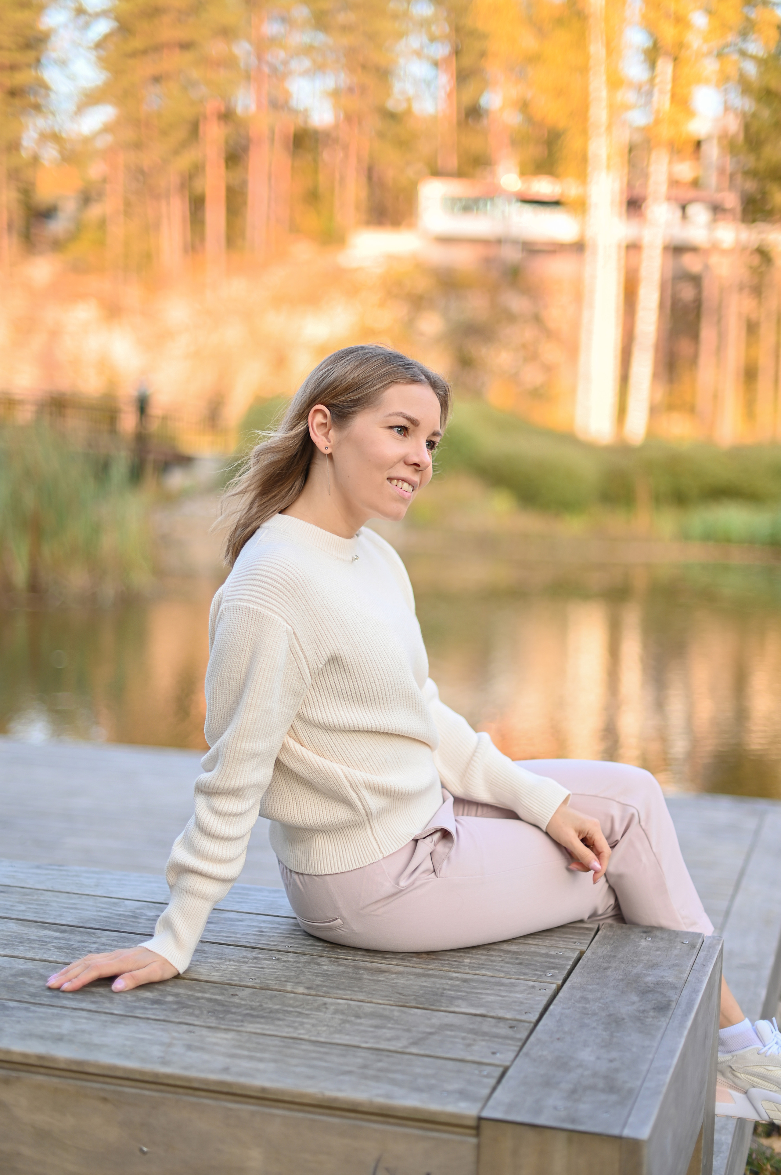 Мама и дочь в осеннем парке на прогулке. Детский и семейный фотограф в финляндии дина пулкка. контент фотограф