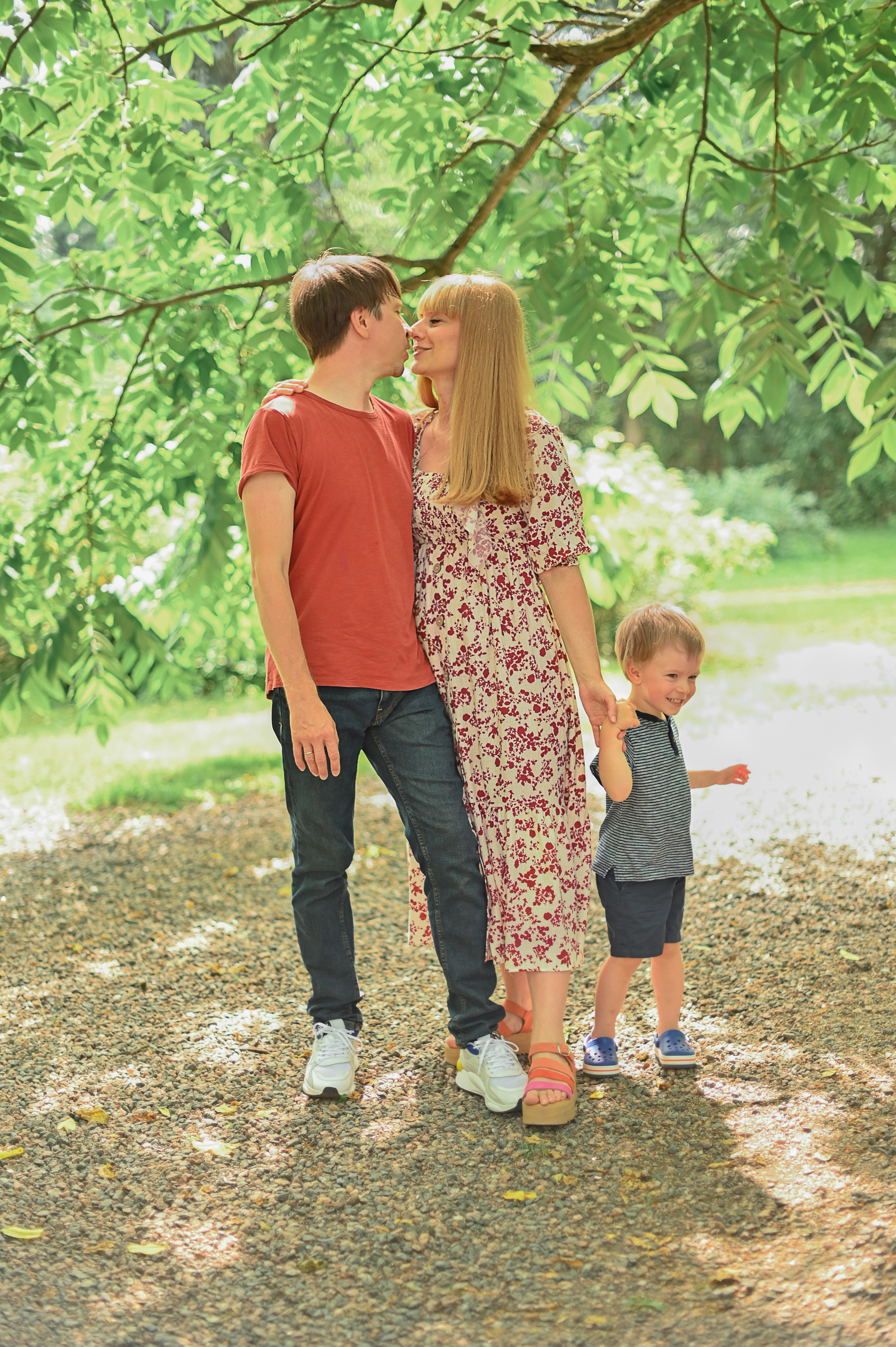 Семья в Koiramäen Pajutalli. Детский и семейный фотограф в финляндии дина пулкка. контент фотограф