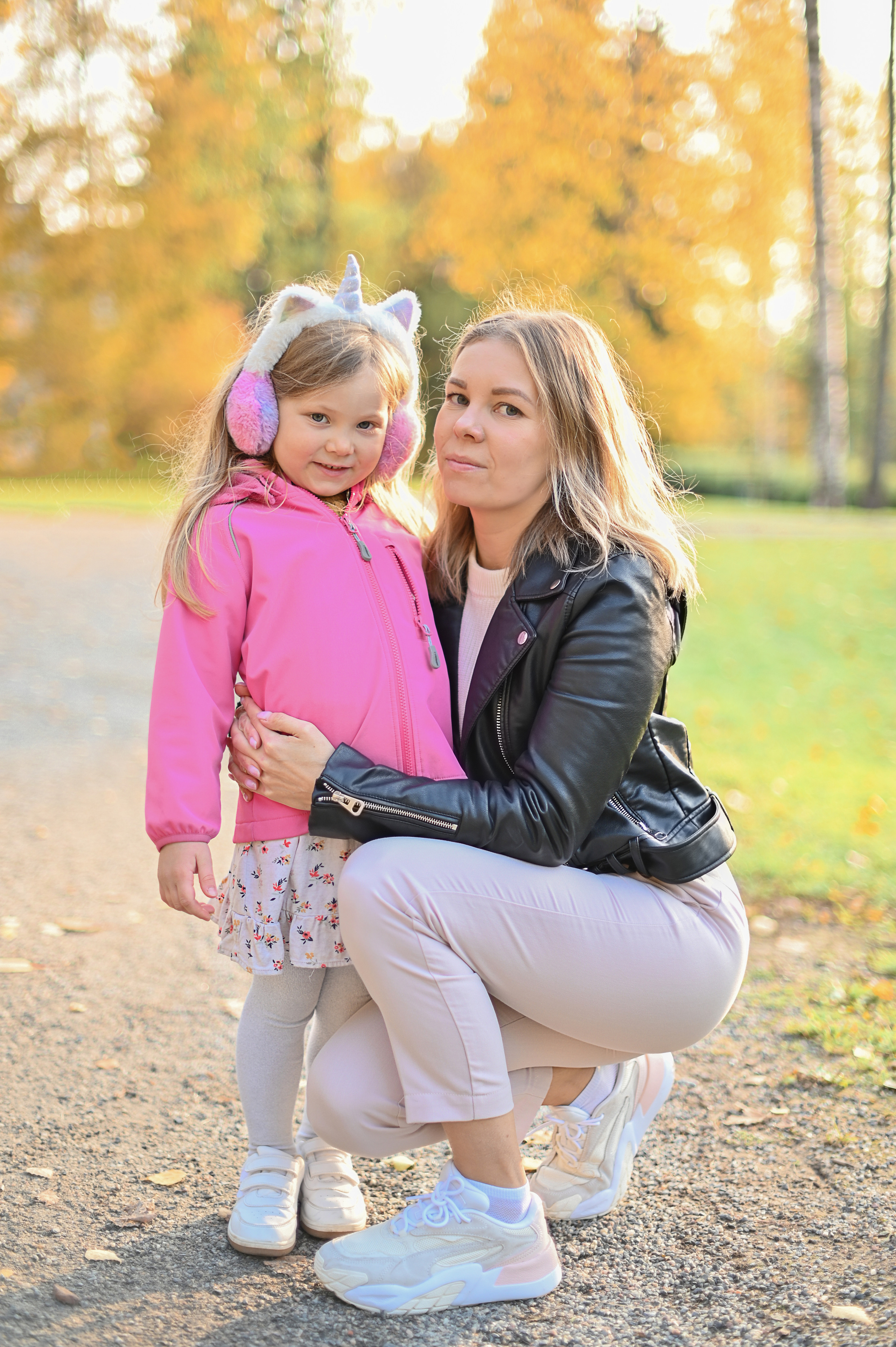 Мама и дочь в осеннем парке на прогулке. Детский и семейный фотограф в финляндии дина пулкка. контент фотограф