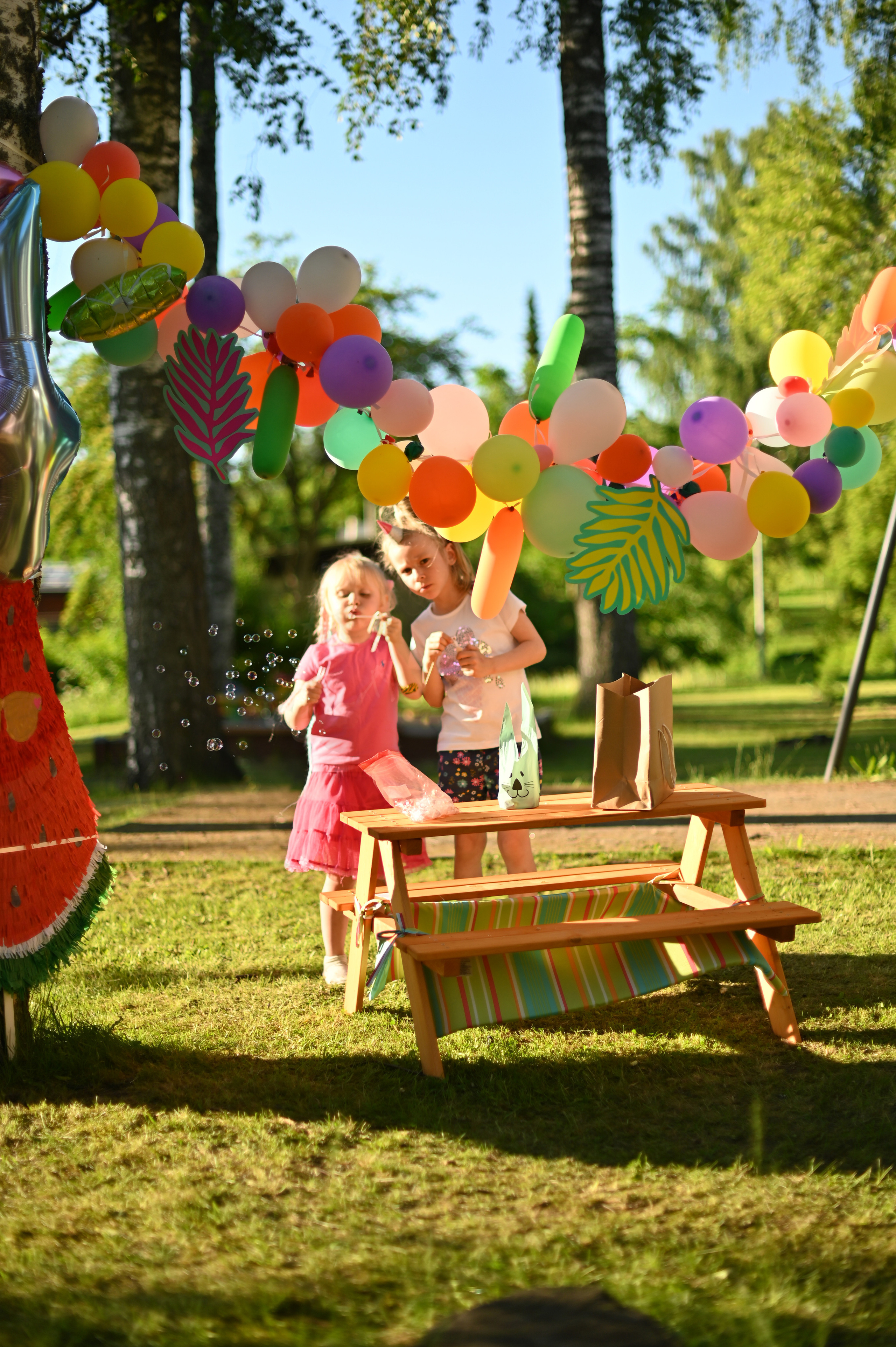 Адель 4 года. Гавайская вечеринка во дворе многоквартирного дома. Детский и семейный фотограф в финляндии дина пулкка. контент фотограф