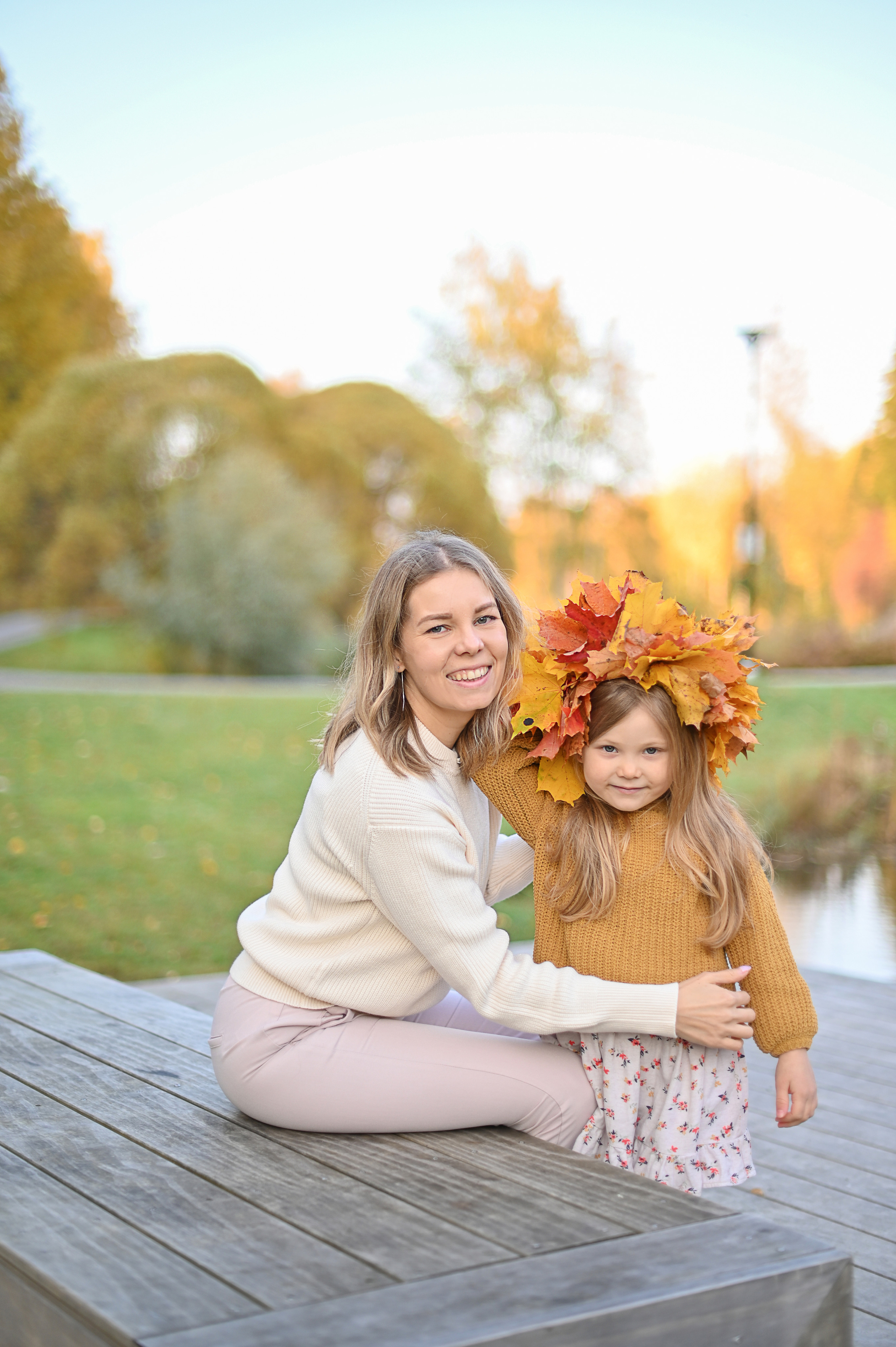 Мама и дочь в осеннем парке на прогулке. Детский и семейный фотограф в финляндии дина пулкка. контент фотограф