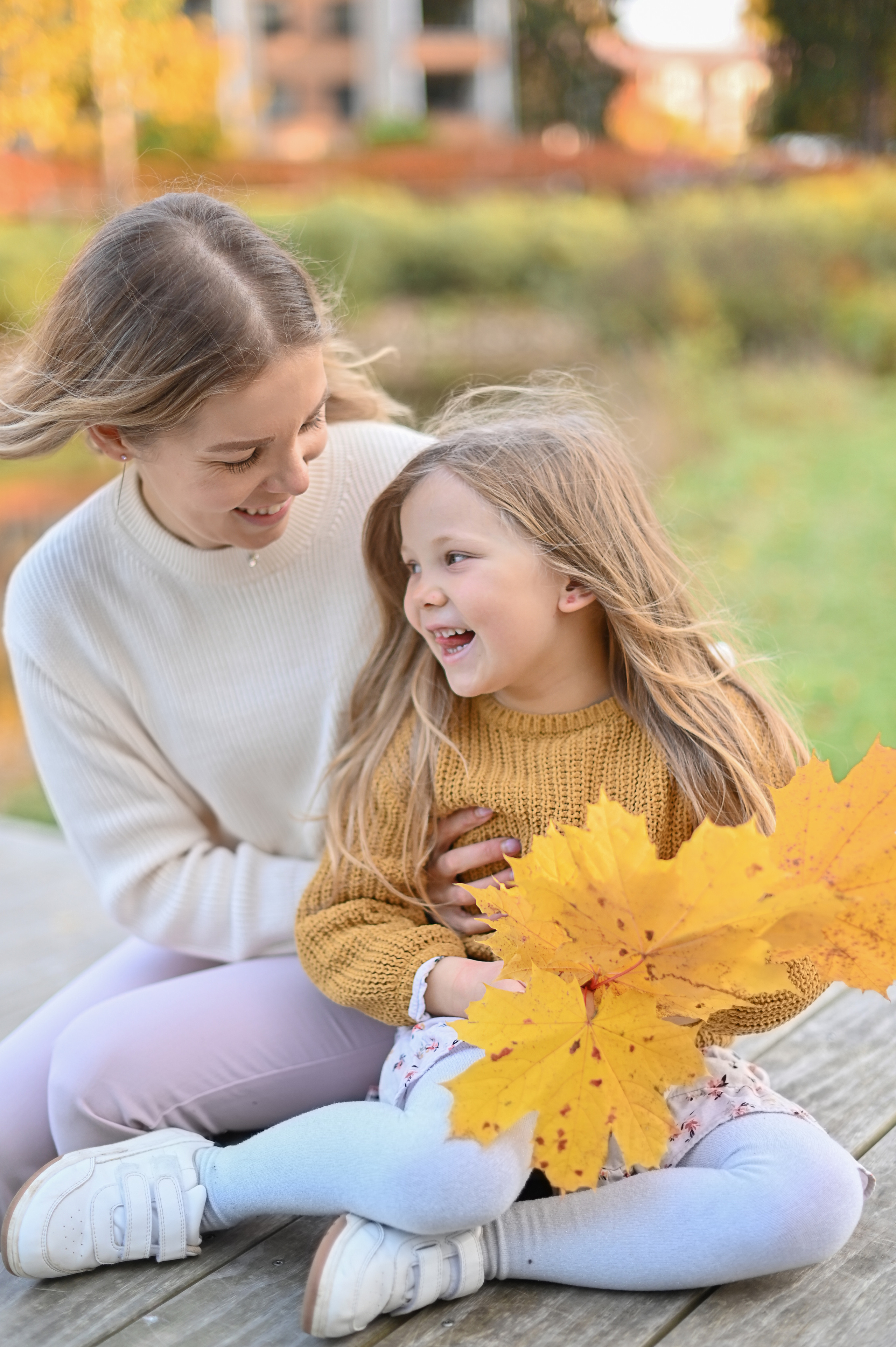 Мама и дочь в осеннем парке на прогулке. Детский и семейный фотограф в финляндии дина пулкка. контент фотограф