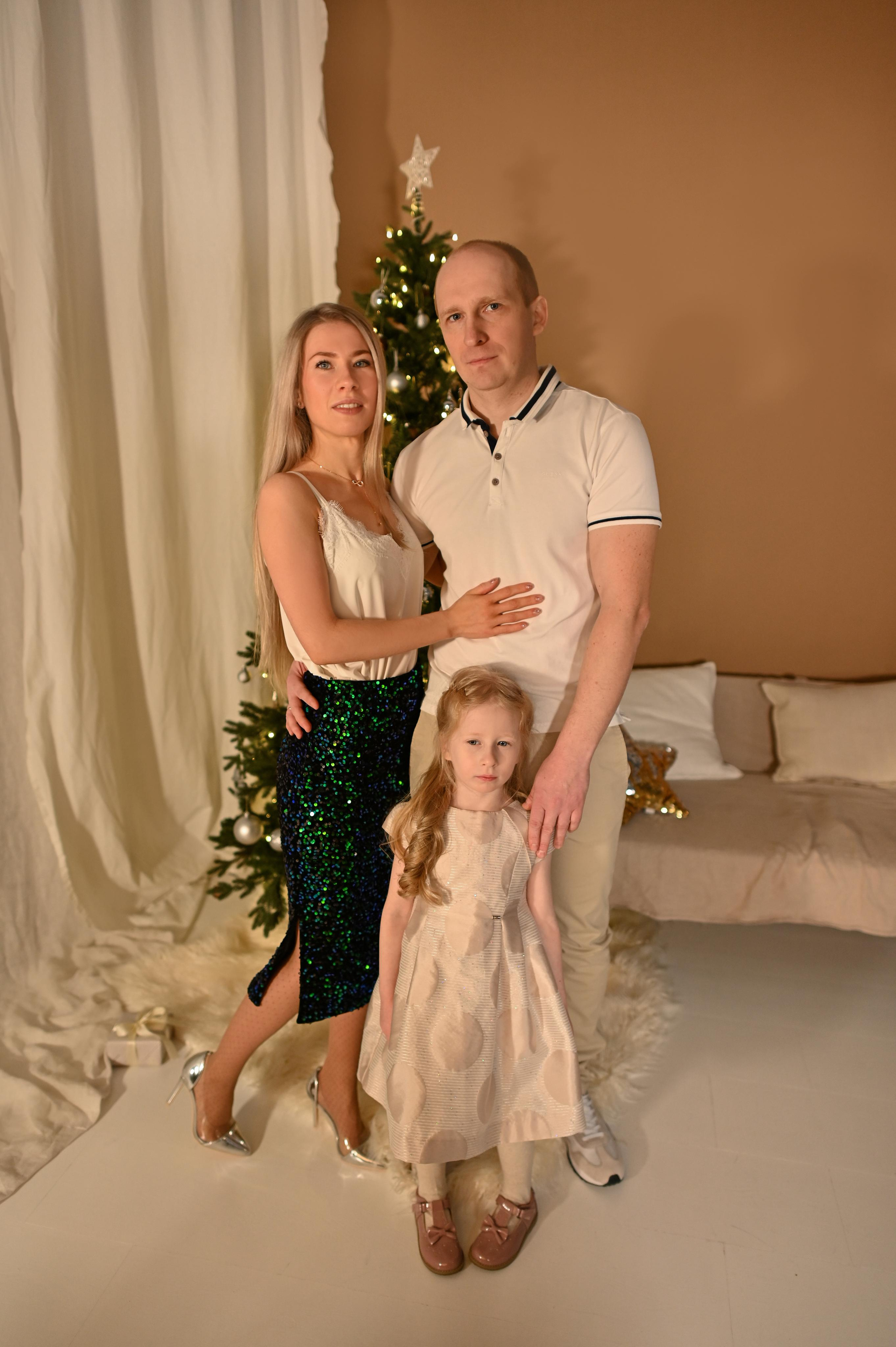 Юлия и Макс в студии. Детский и семейный фотограф в финляндии дина пулкка. контент фотограф