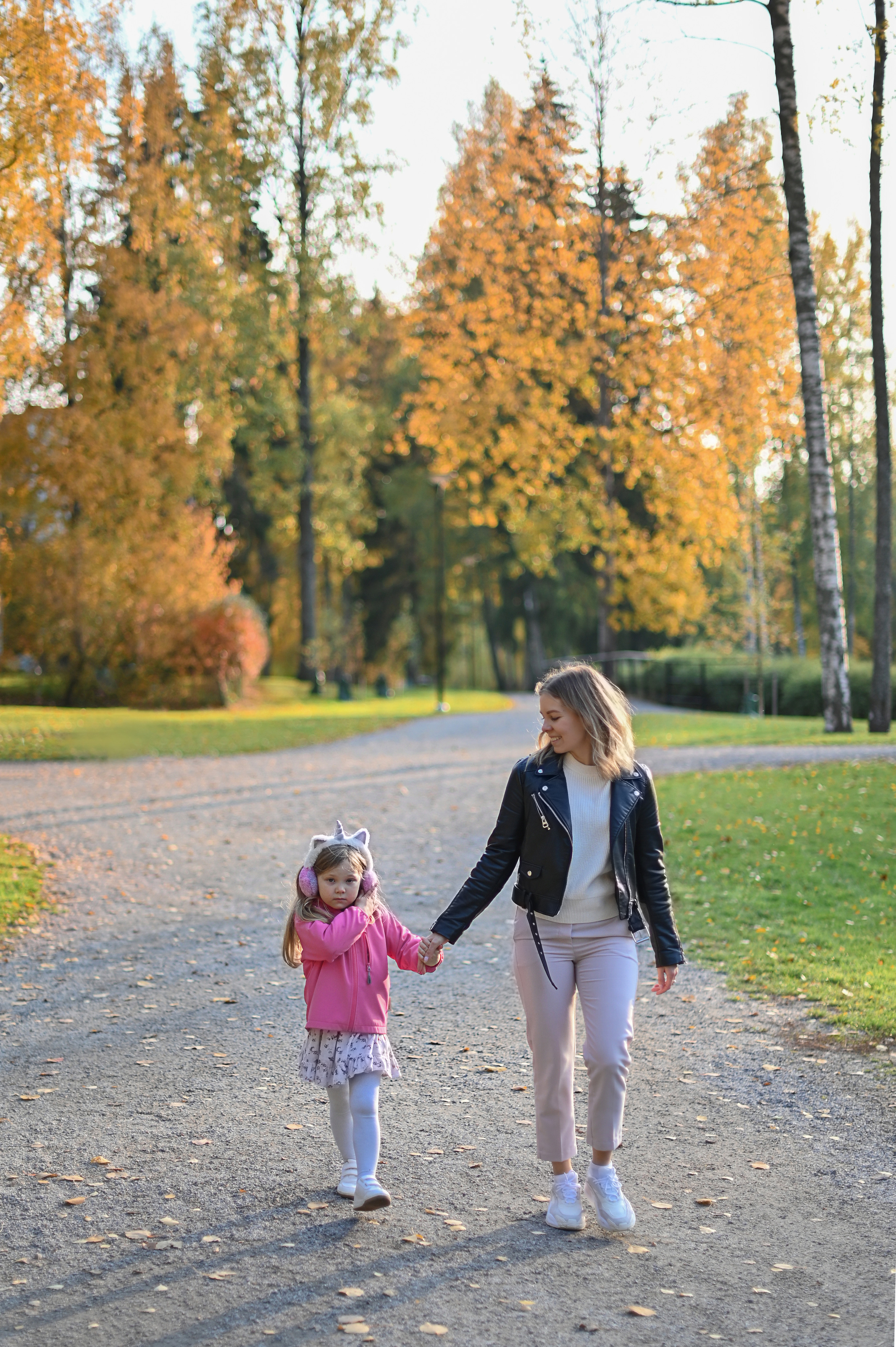 Мама и дочь в осеннем парке на прогулке. Детский и семейный фотограф в финляндии дина пулкка. контент фотограф