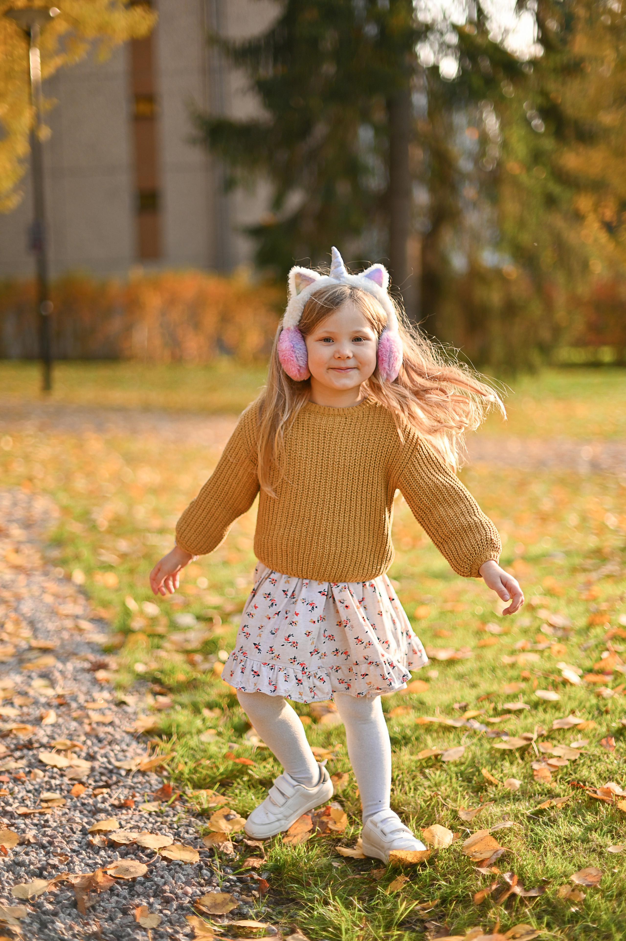 Мама и дочь в осеннем парке на прогулке. Детский и семейный фотограф в финляндии дина пулкка. контент фотограф