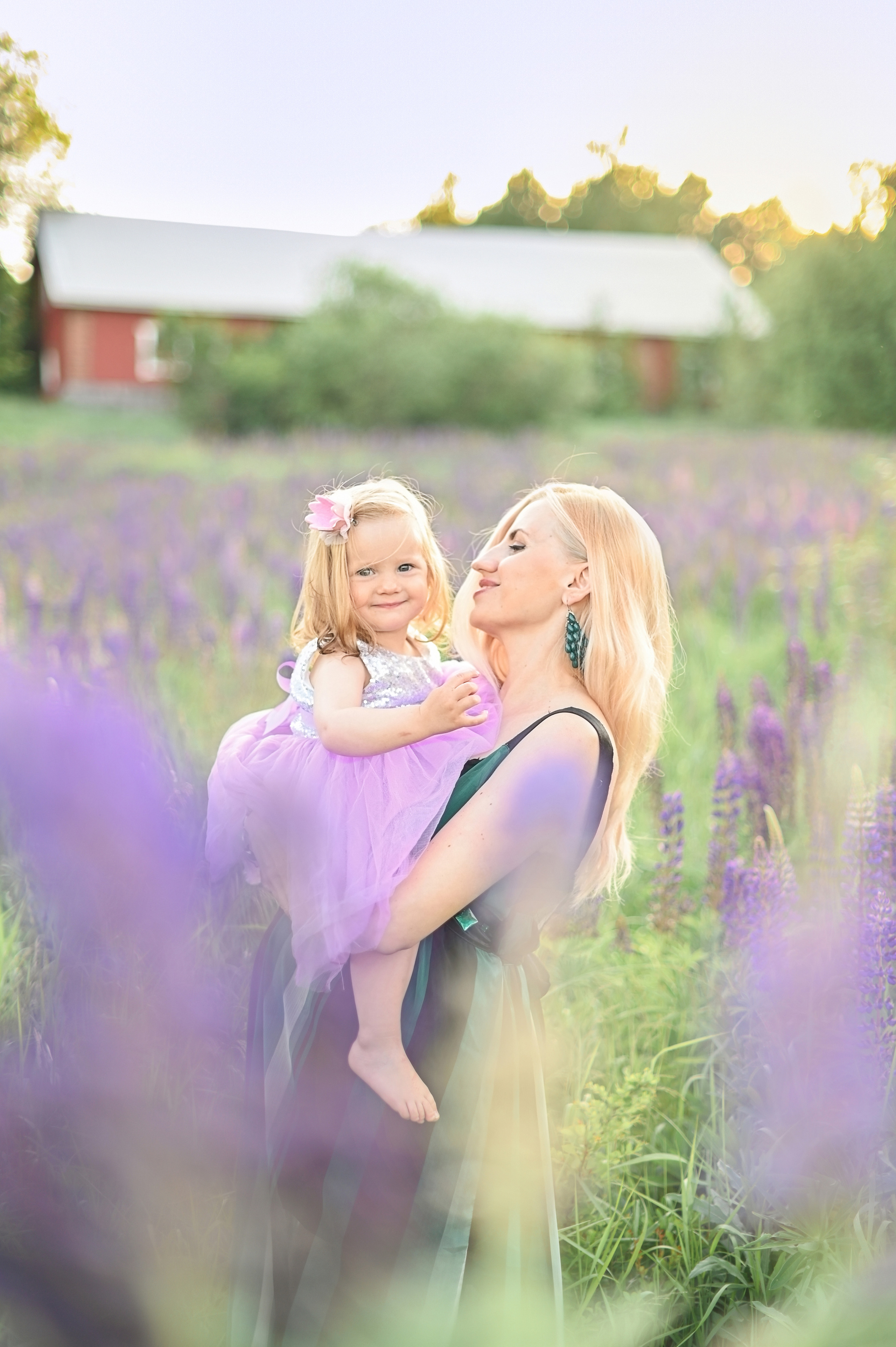 Юлия в люпинах. Детский и семейный фотограф в финляндии дина пулкка. контент фотограф