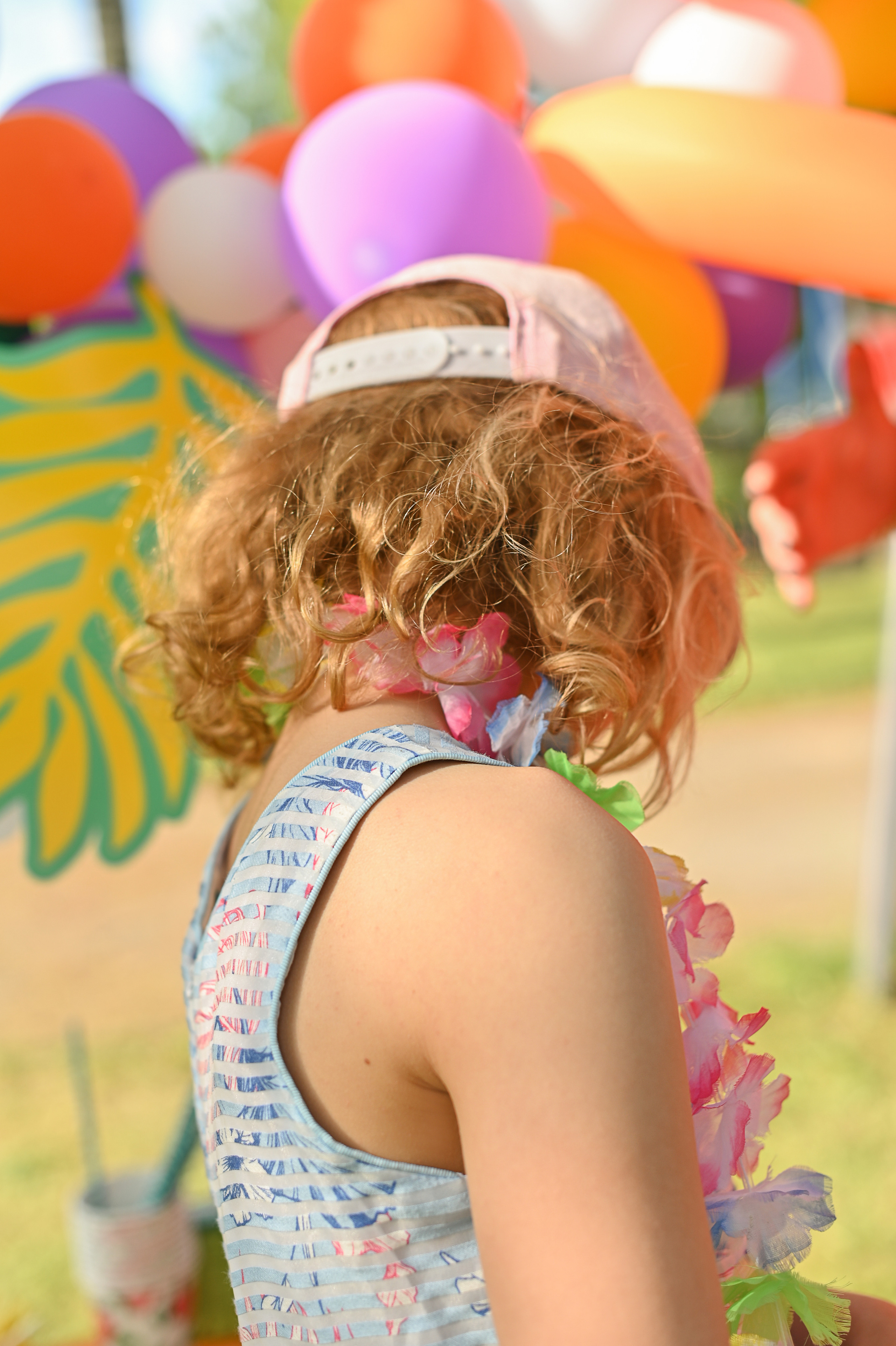 Адель 4 года. Гавайская вечеринка во дворе многоквартирного дома. Детский и семейный фотограф в финляндии дина пулкка. контент фотограф