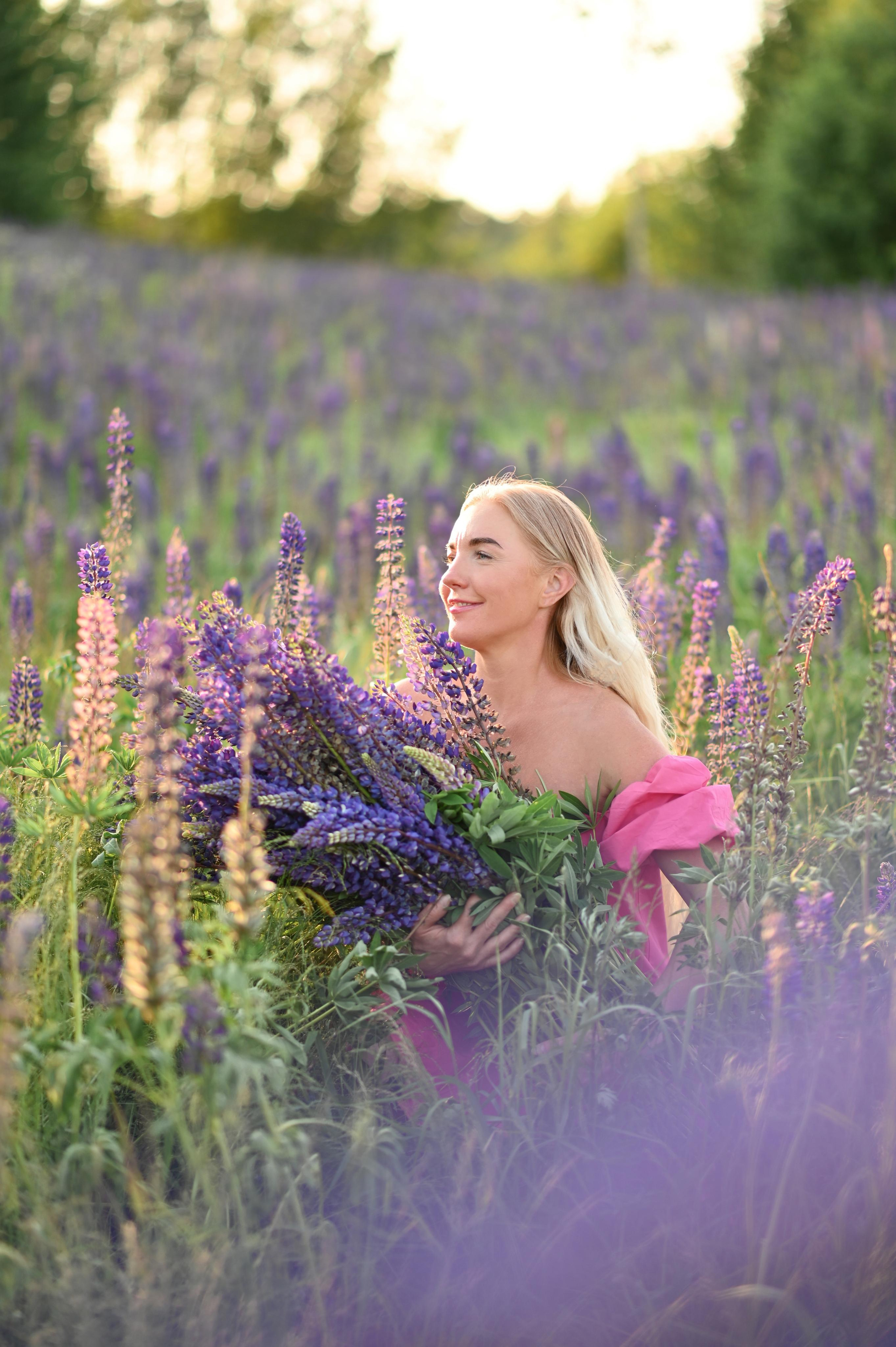 Марина с детьми в люпинах. Детский и семейный фотограф в финляндии дина пулкка. контент фотограф