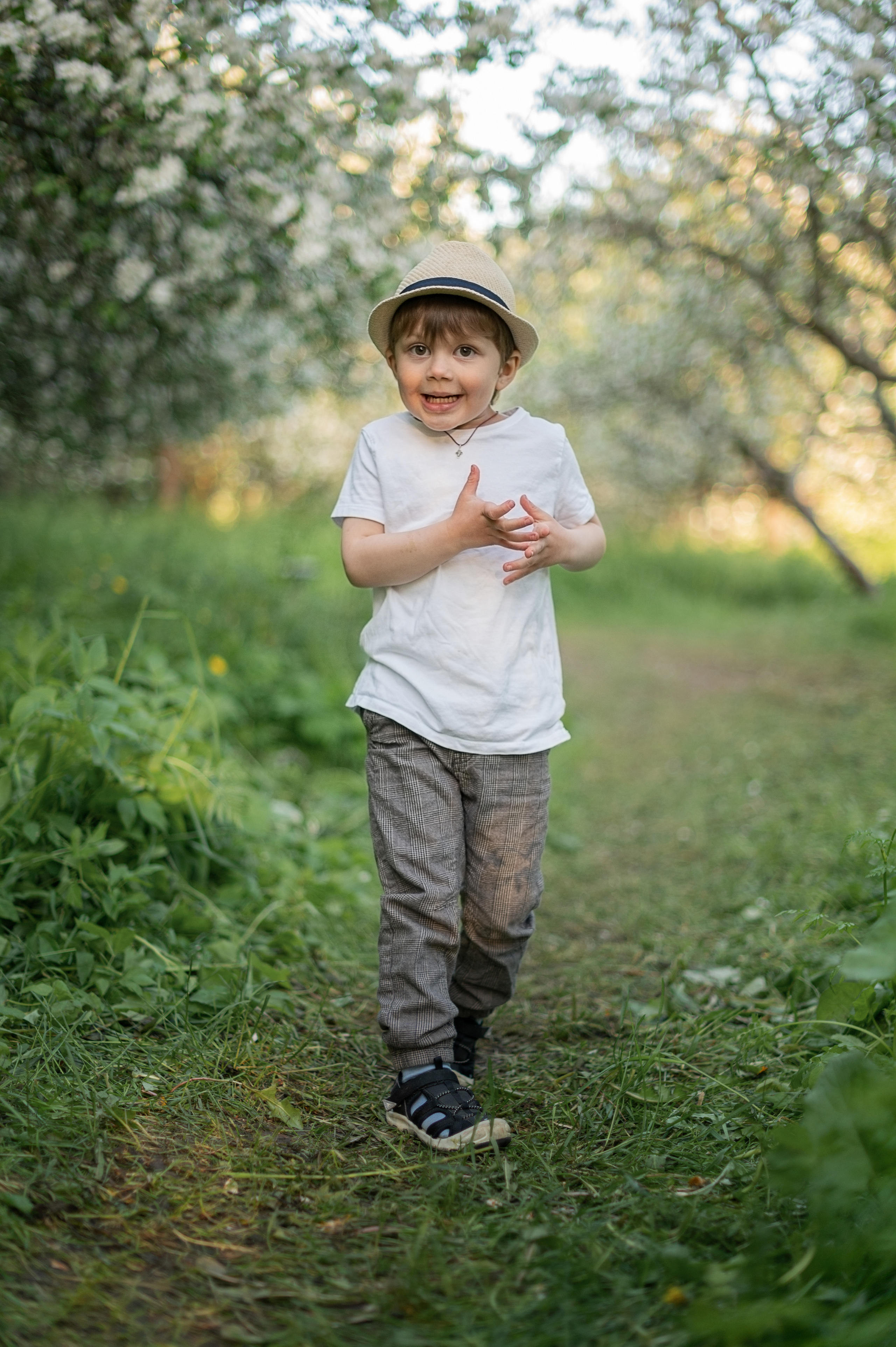 В яблонях. Детский и семейный фотограф в финляндии дина пулкка. контент фотограф