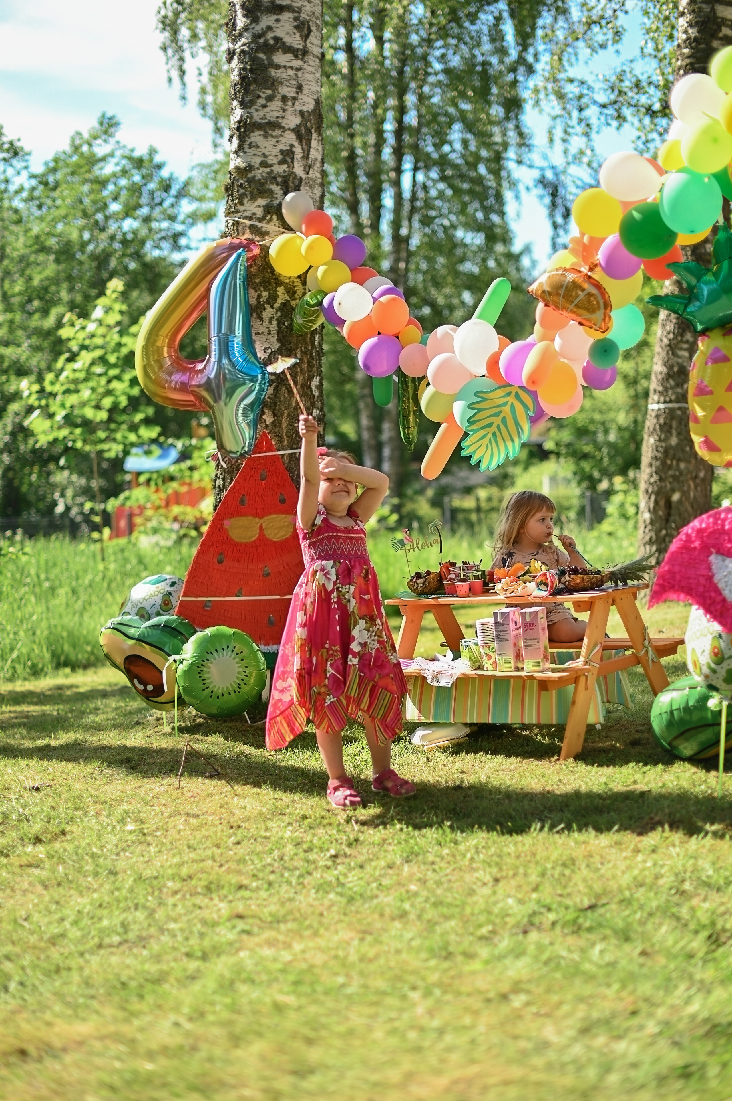 Адель 4 года. Гавайская вечеринка во дворе многоквартирного дома. Детский и семейный фотограф в финляндии дина пулкка. контент фотограф