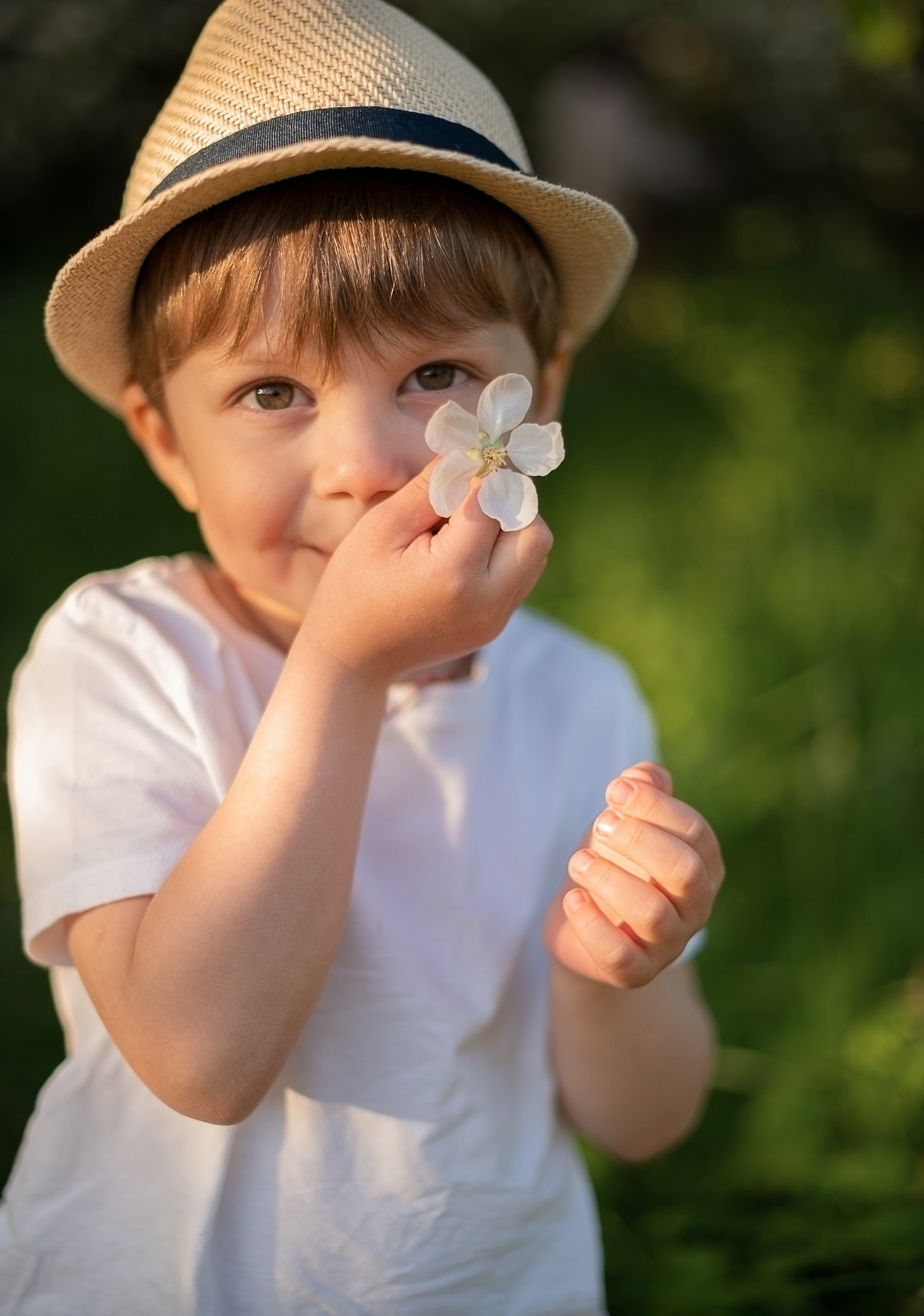 В яблонях. Детский и семейный фотограф в финляндии дина пулкка. контент фотограф