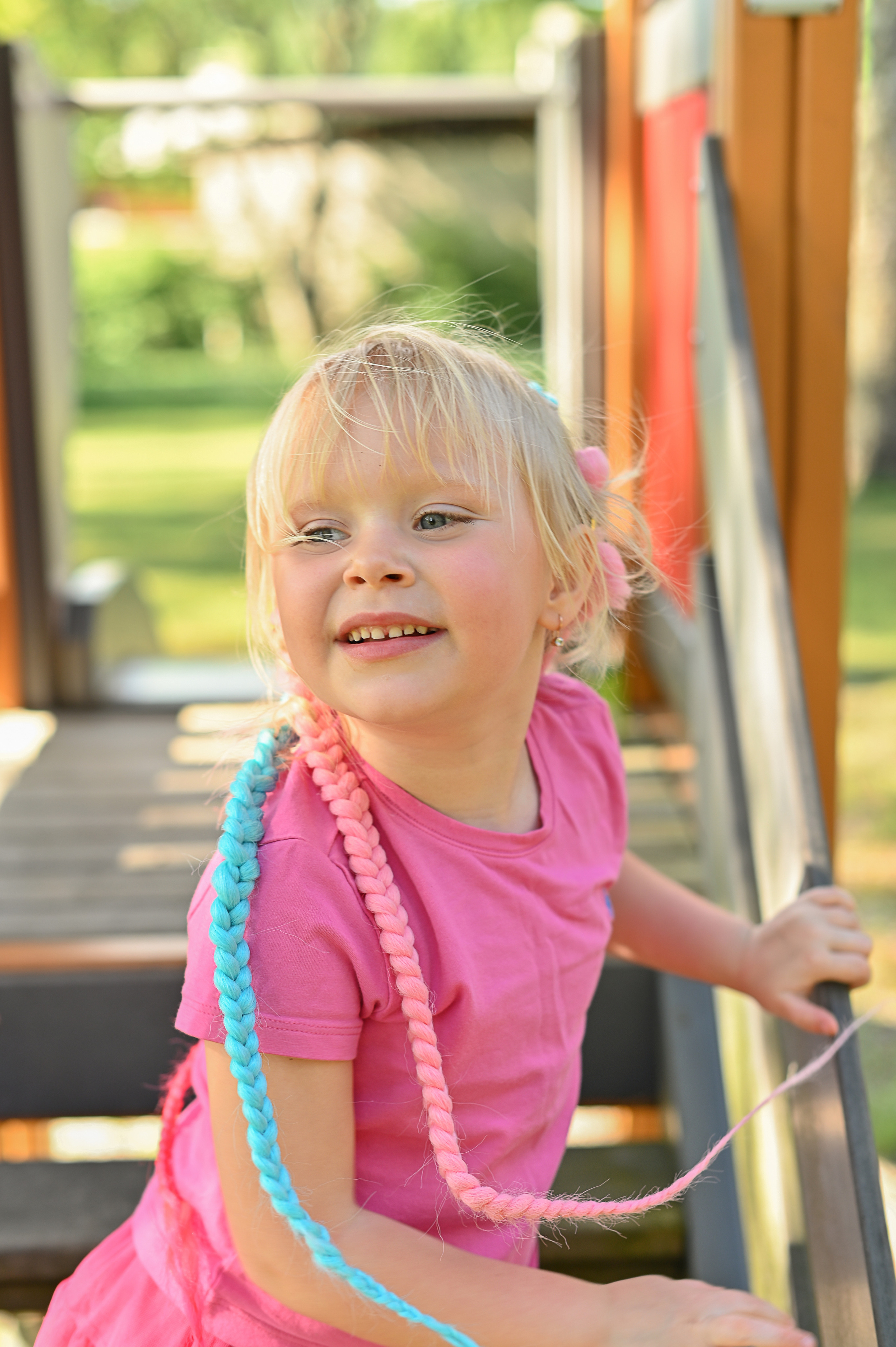 Адель 4 года. Гавайская вечеринка во дворе многоквартирного дома. Детский и семейный фотограф в финляндии дина пулкка. контент фотограф