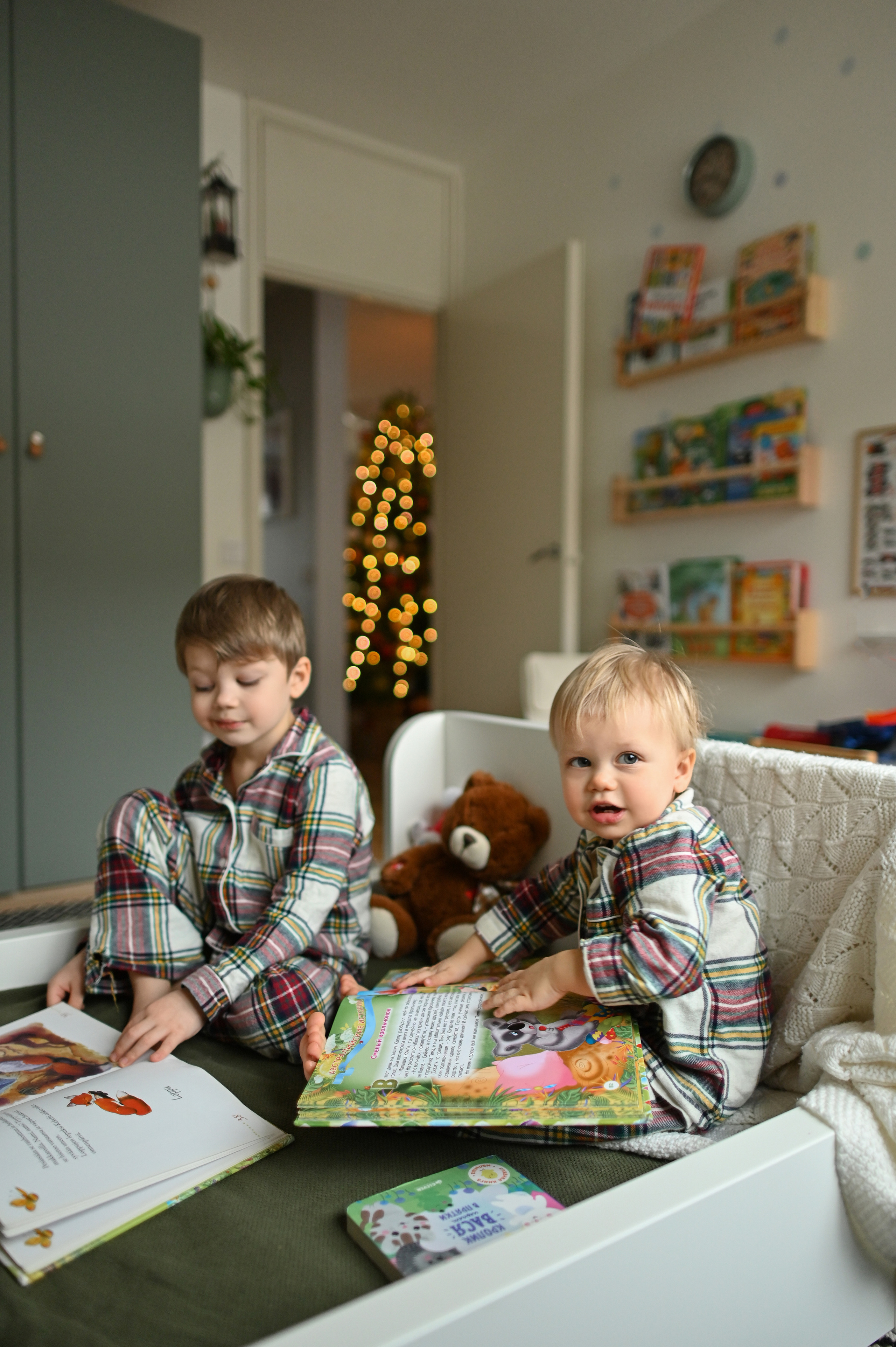 Братья встречают Рождество. Детский и семейный фотограф в финляндии дина пулкка. контент фотограф